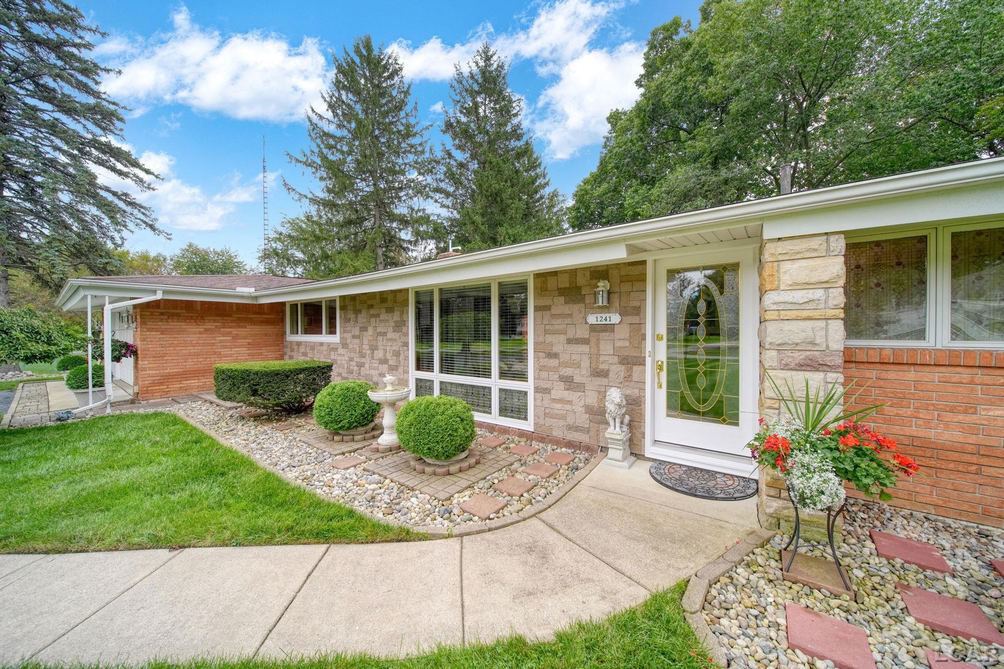 Photo 2 of Single family home for sale at 1241 E Oregon Rd, Adrian, MI 49221 | MLS# 56050223007 | Listing updated on 2026-09-28