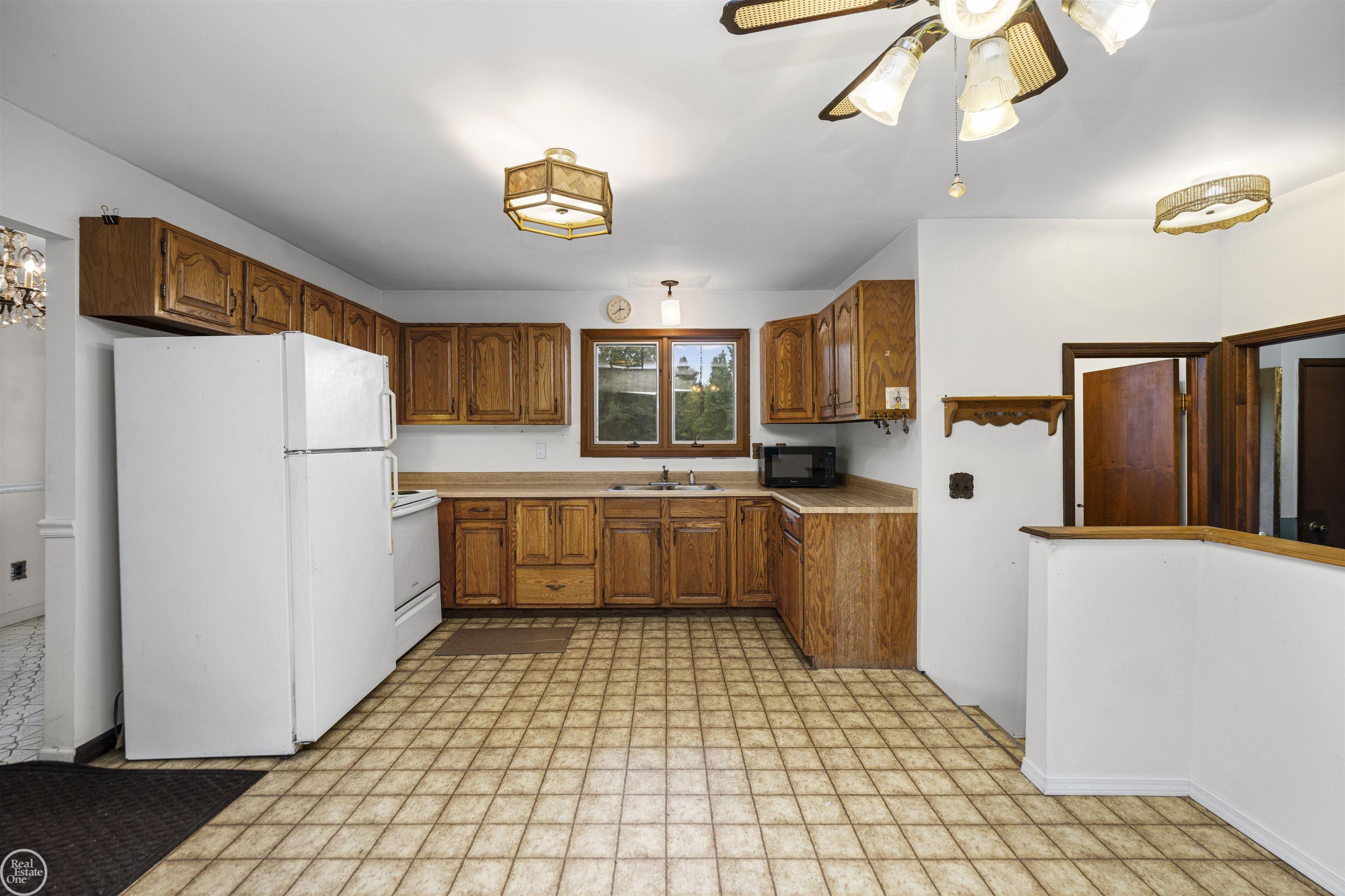 238 Parkwood Drive photo 13
