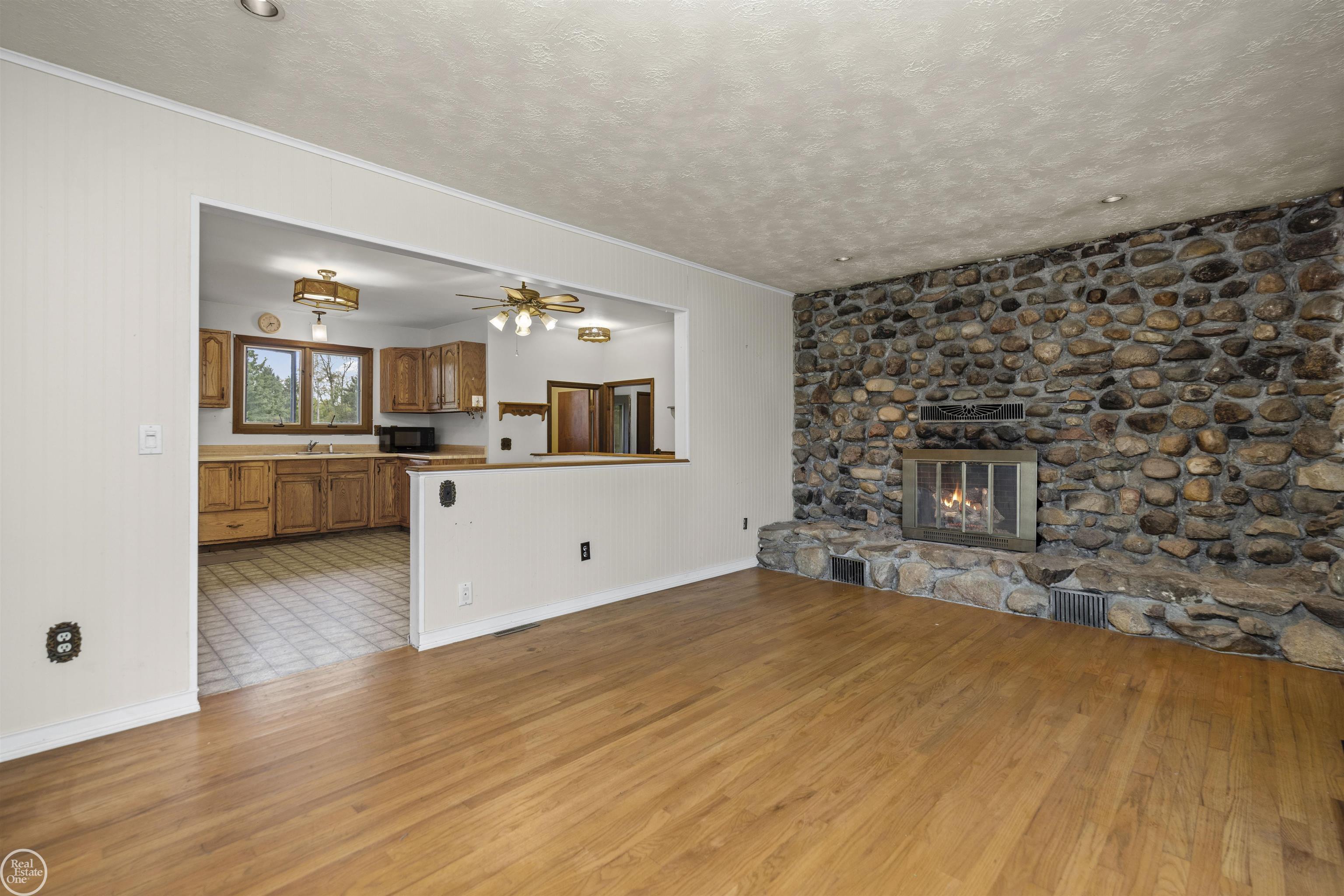 238 Parkwood Drive photo 9