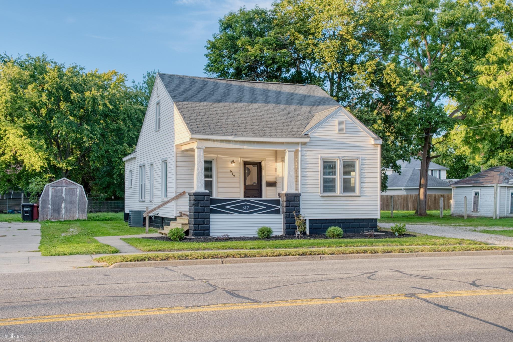 Photo 1 of Single family home for sale at 617 E Main St, Owosso, MI 48867 | MLS# 5050223038 | Listing updated on 2026-09-25