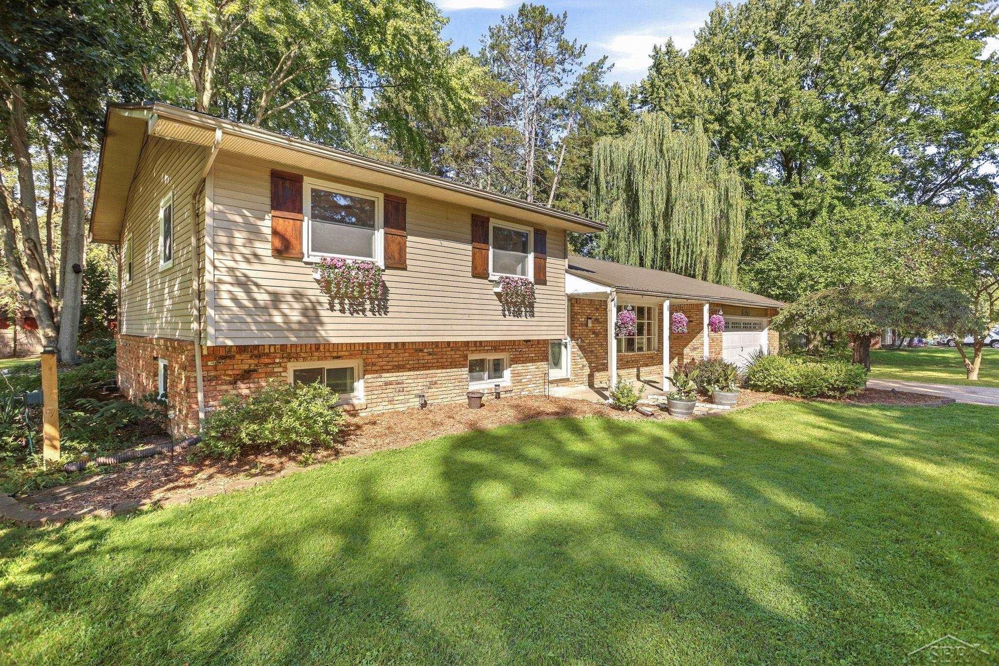 Photo 2 of Single family home for sale at 1825 Thunderbird Dr, Saginaw, MI 48609 | MLS# 61050223045 | Listing updated on 2026-10-08