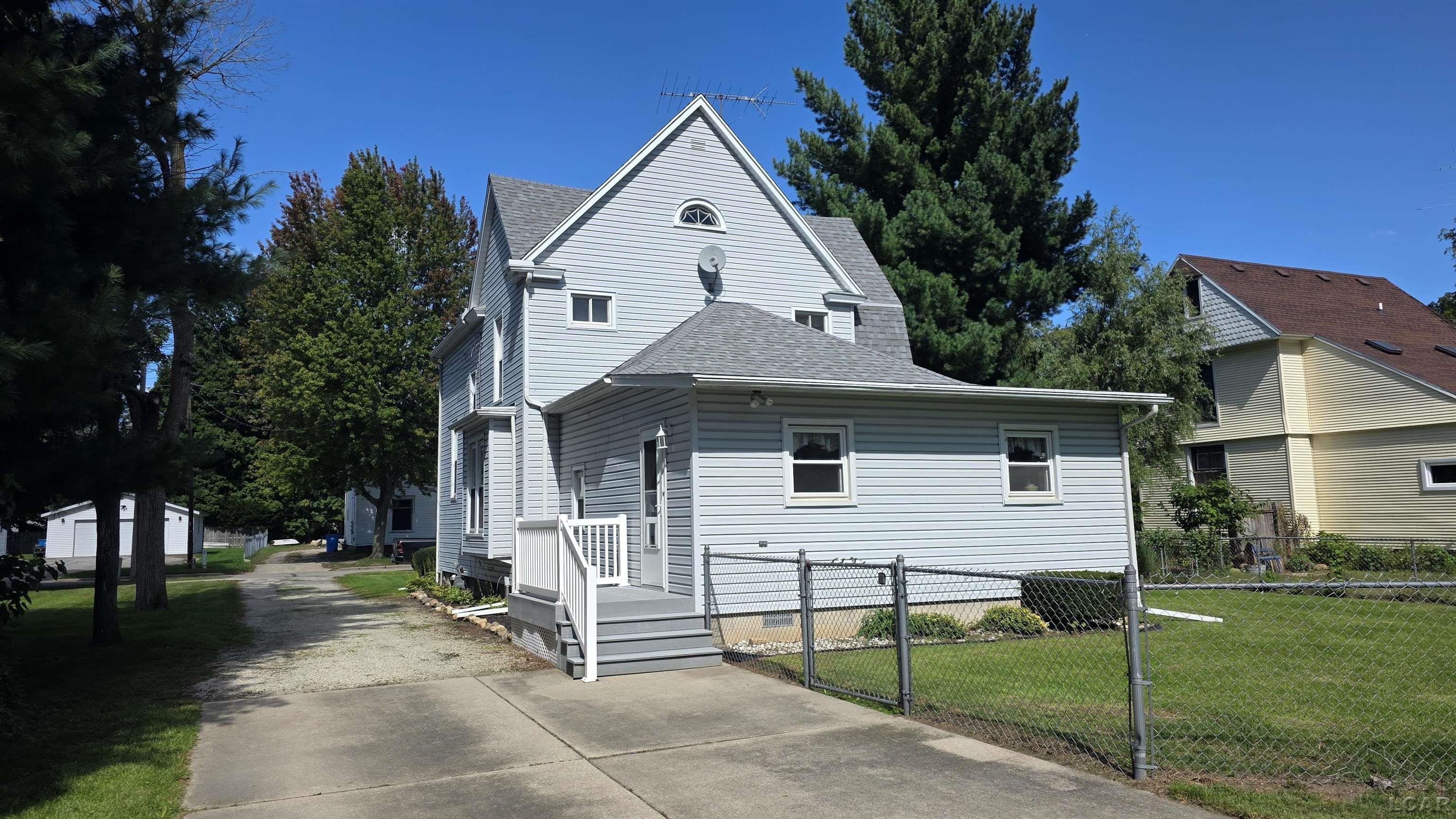 Photo 3 of Single family home for sale at 218 Oak St, Morenci, MI 49256 | MLS# 56050223050 | Listing updated on 2026-10-05