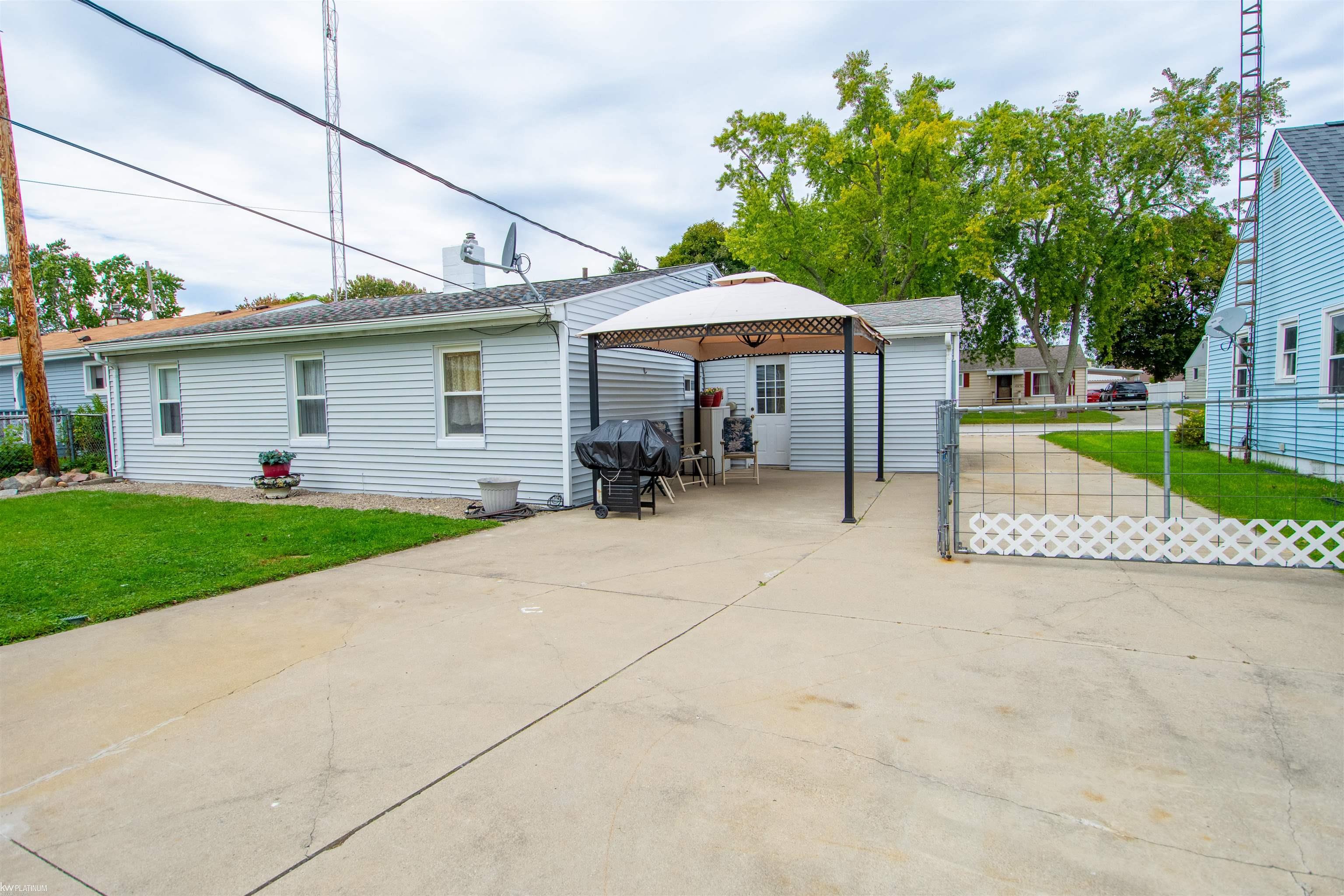 Photo 3 of Single family home for sale at 1730 Jenks St, Port Huron, MI 48060 | MLS# 58050223241 | Listing updated on 2026-09-29