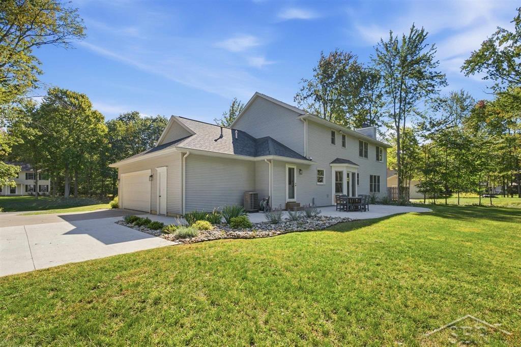 Photo 3 of Single family home for sale at 2797 N Tupelo Dr, Midland, MI 48642 | MLS# 61050223273 | Listing updated on 2026-09-29