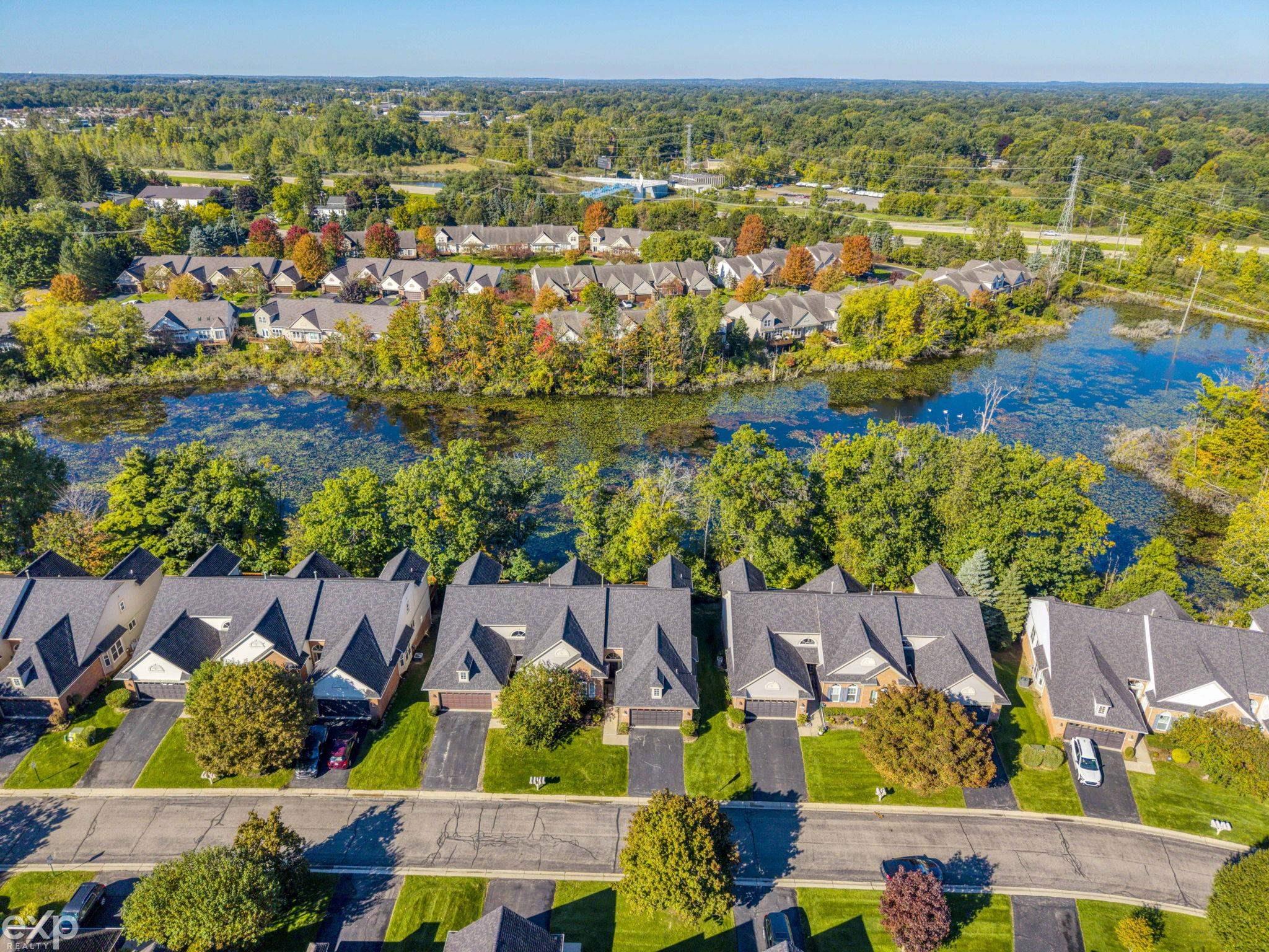 Listing Photo 4 - Condo for sale in building located at 1862 Treyborne Cir, Walled Lake, MI 48390