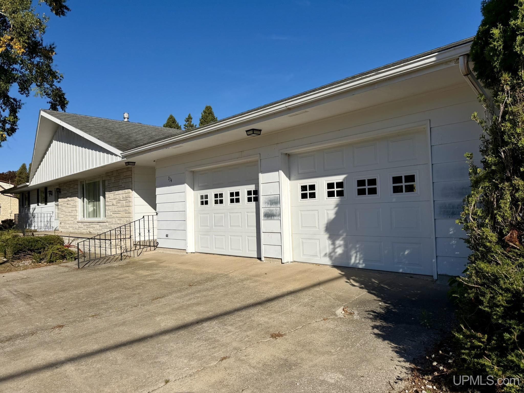 Photo 1 of Single family home for sale at 734 Oak St, Manistique, MI 49854 | MLS# 50223302 | Listing updated on 2026-09-29