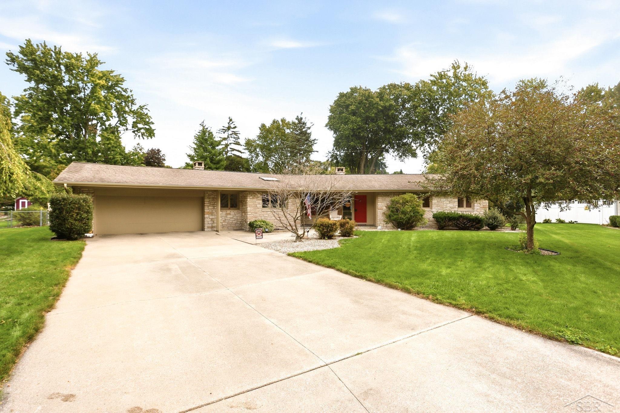 Photo 2 of Single family home for sale at 810 Fairway Dr, Saginaw, MI 48638 | MLS# 61050223312 | Listing updated on 2026-10-03