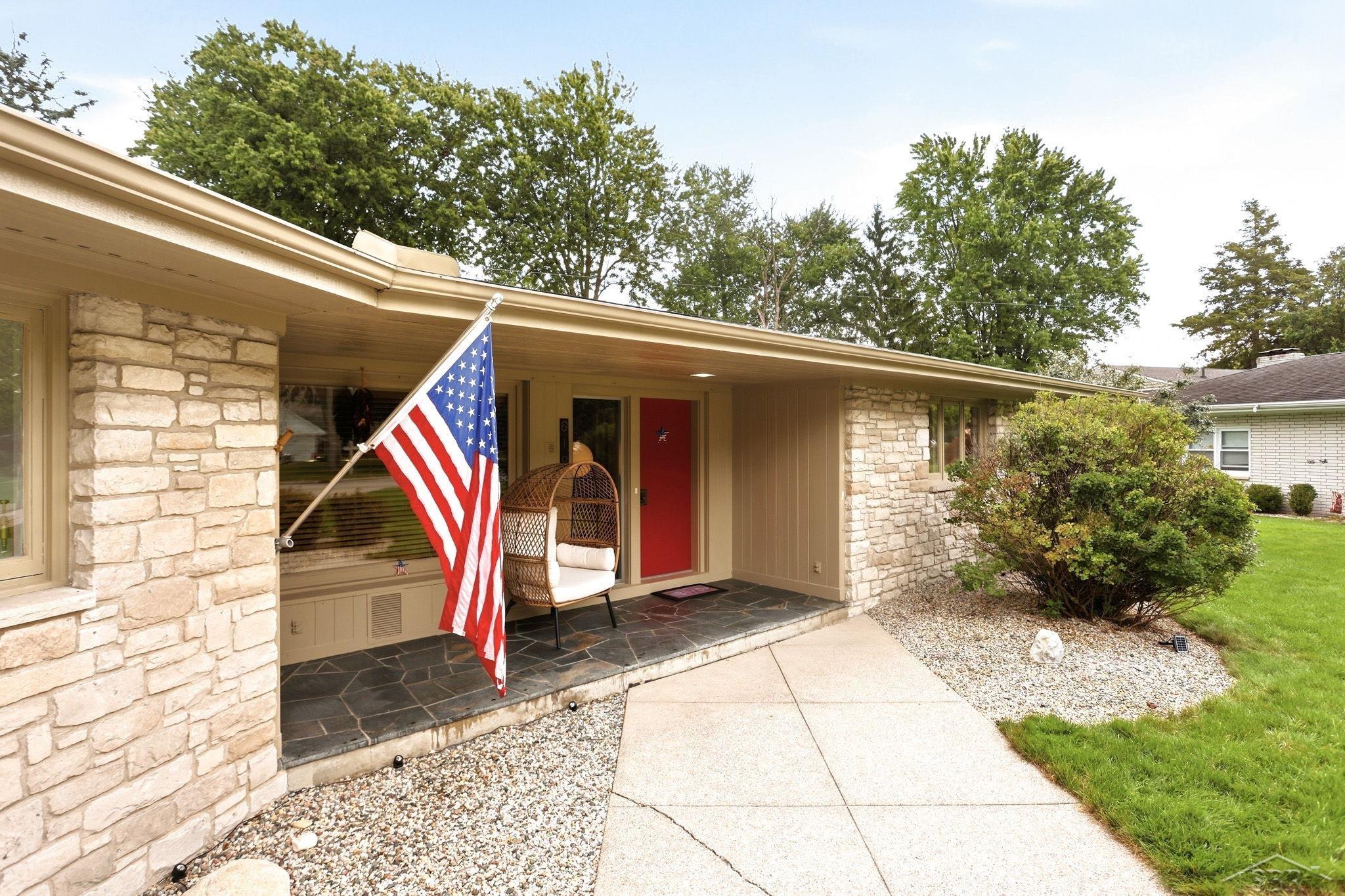 Photo 3 of Single family home for sale at 810 Fairway Dr, Saginaw, MI 48638 | MLS# 61050223312 | Listing updated on 2026-10-03