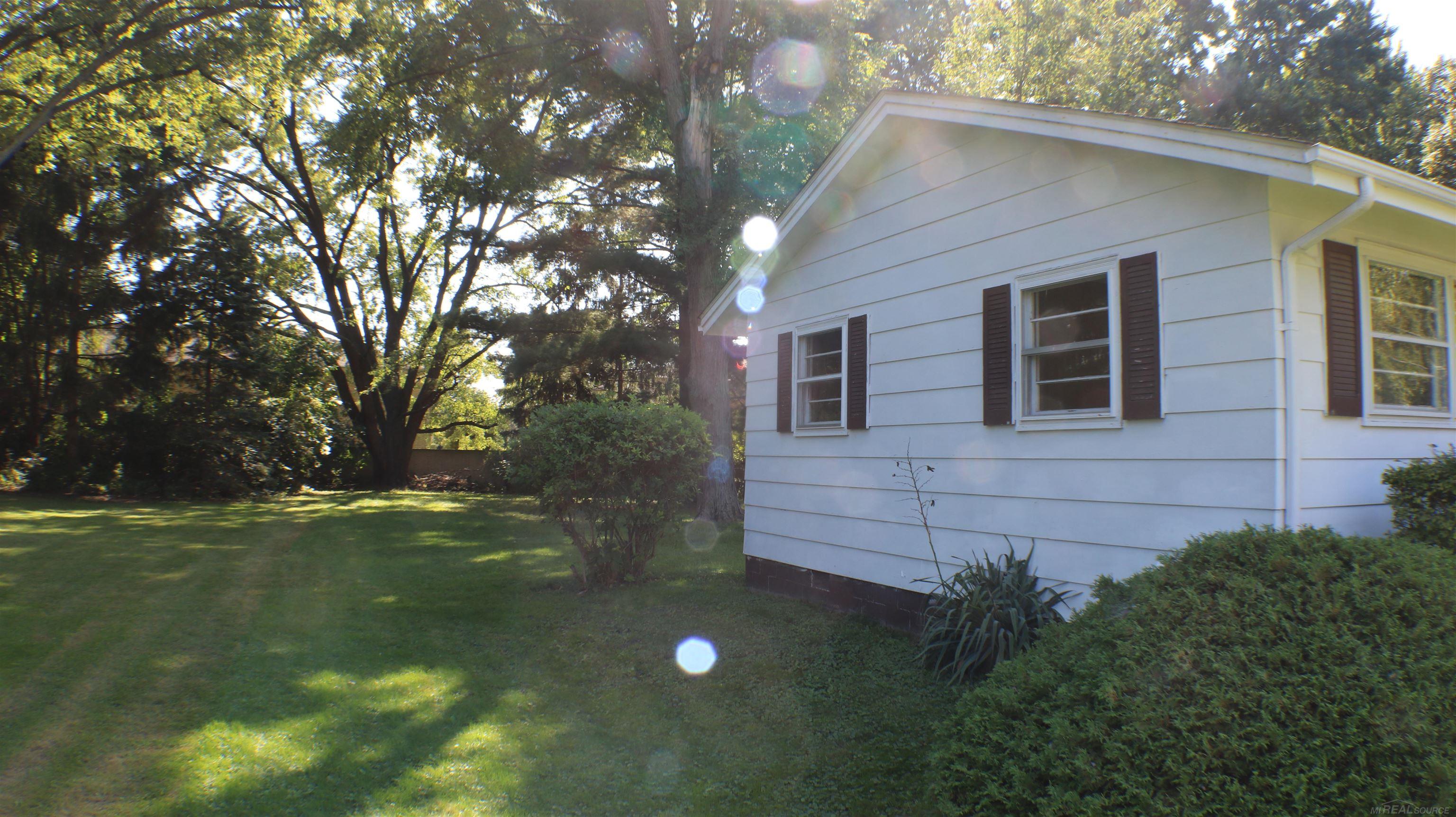 Photo 3 of Single family home for sale at 23820 Glenwood St, Clinton Township, MI 48035 | MLS# 58050223351 | Listing updated on 2026-10-05