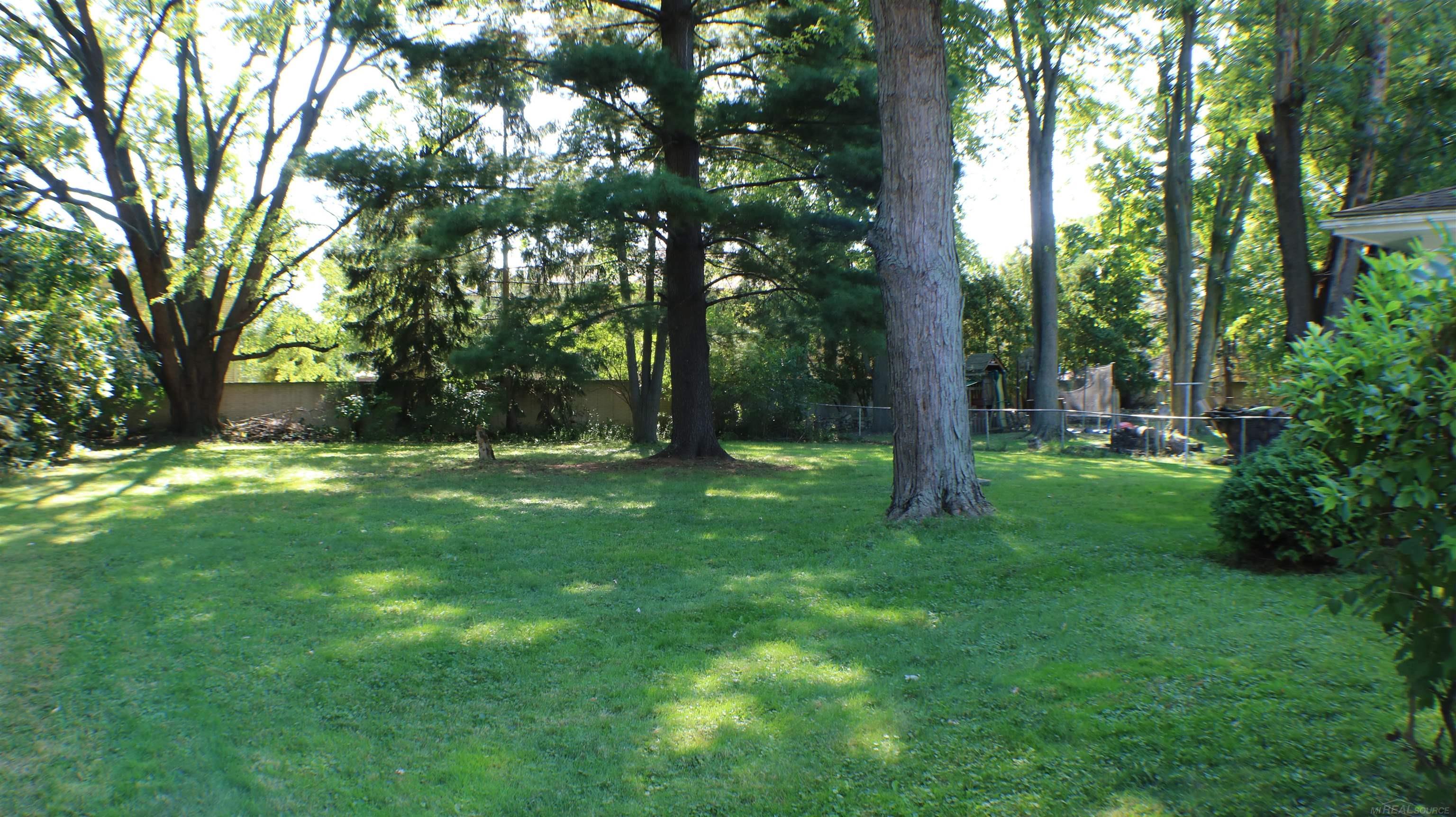 Photo 3 of Single family home for sale at 23820 Glenwood St, Clinton Township, MI 48035 | MLS# 58050223351 | Listing updated on 2026-10-05