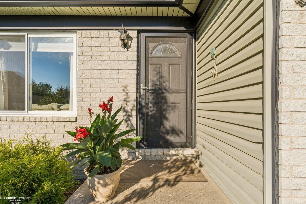 Photo 3 of Single family home for sale at 46595 Apple Ln, Macomb, MI 48044 | MLS# 58050223360 | Listing updated on 2026-10-05