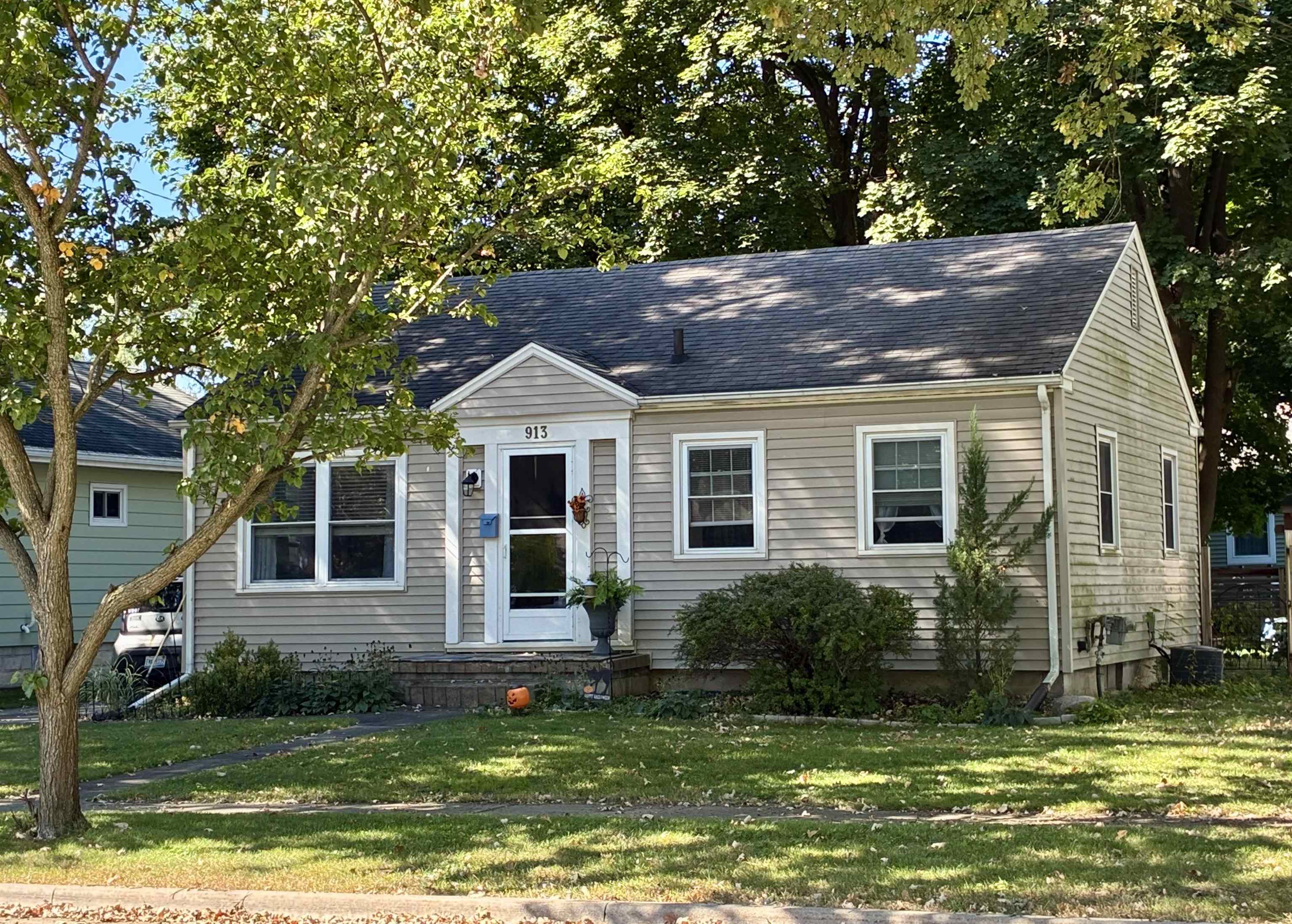 Single family home for sale at 913 N Hickory St, Owosso, MI 48867 | MLS# 60050223370