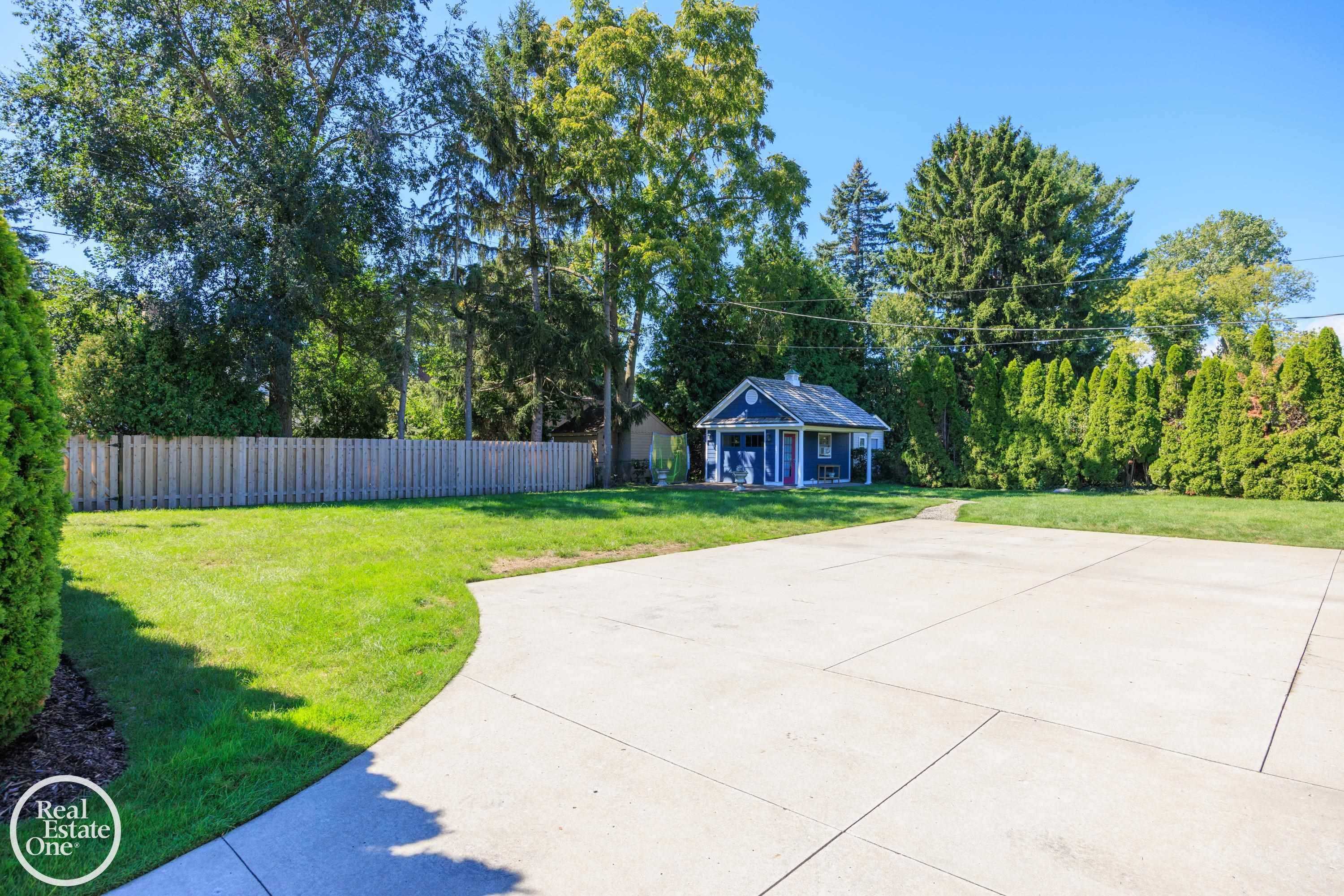 Photo 4 of Single family home for sale at 155 Lothrop Rd, Grosse Pointe Farms, MI 48236 | MLS# 58050223388 | Listing updated on 2026-10-05