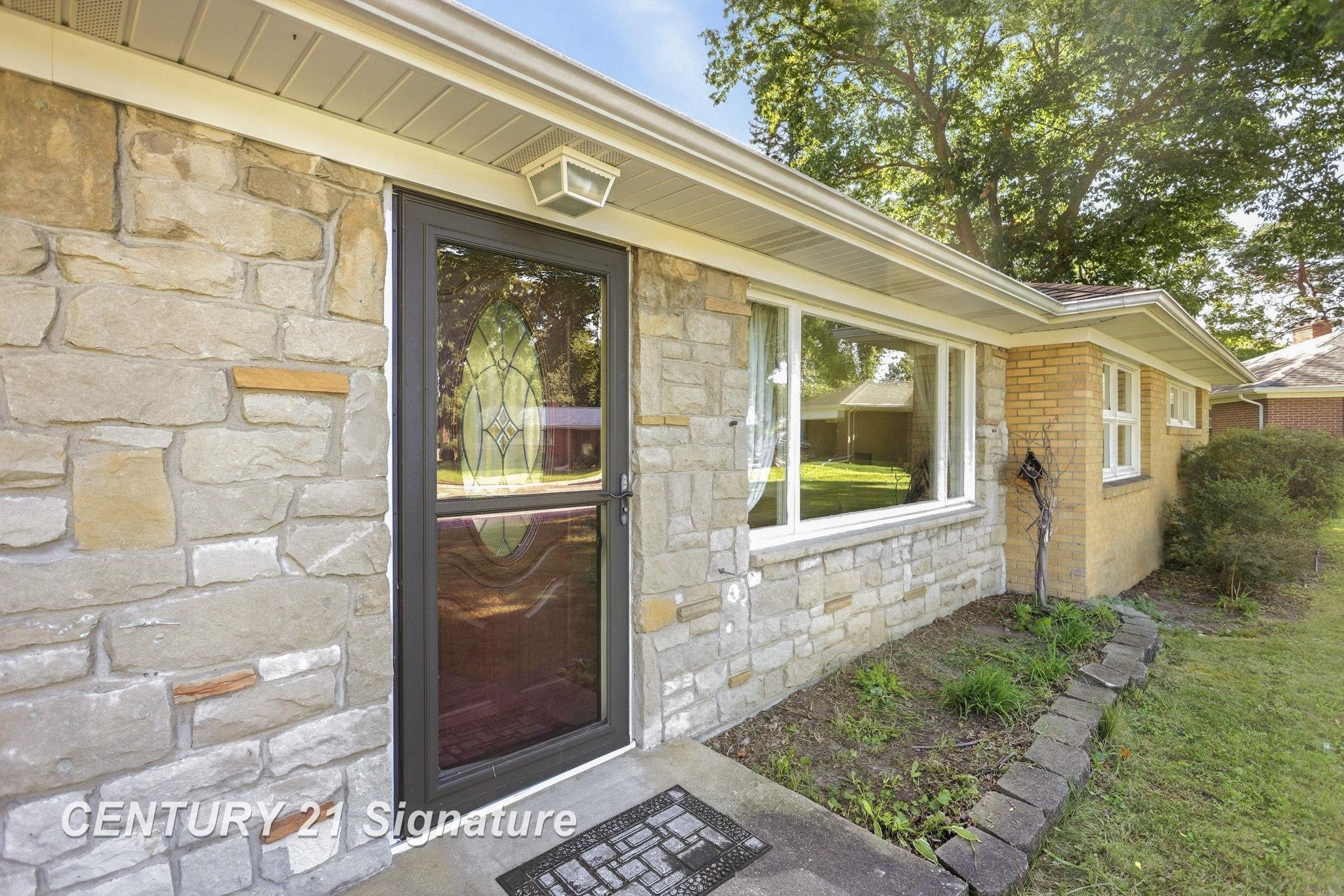 Photo 4 of Single family home for sale at 40 Shadyside Ct, Saginaw, MI 48638 | MLS# 61050223414 | Listing updated on 2026-10-01