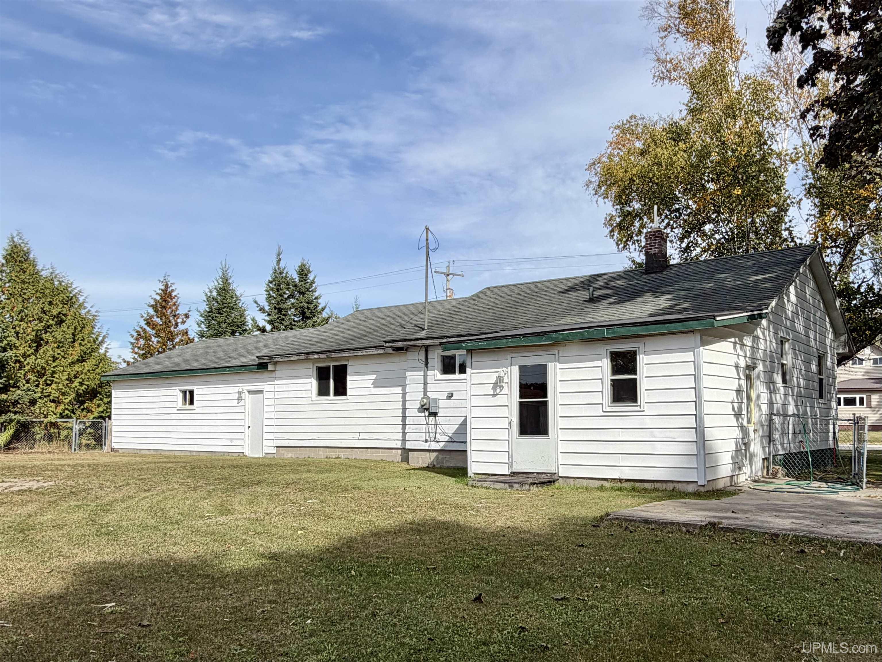 Photo 2 of Single family home for sale at 215 N 1st Street, Manistique, MI 49854 | MLS# 50223446 | Listing updated on 2026-10-06