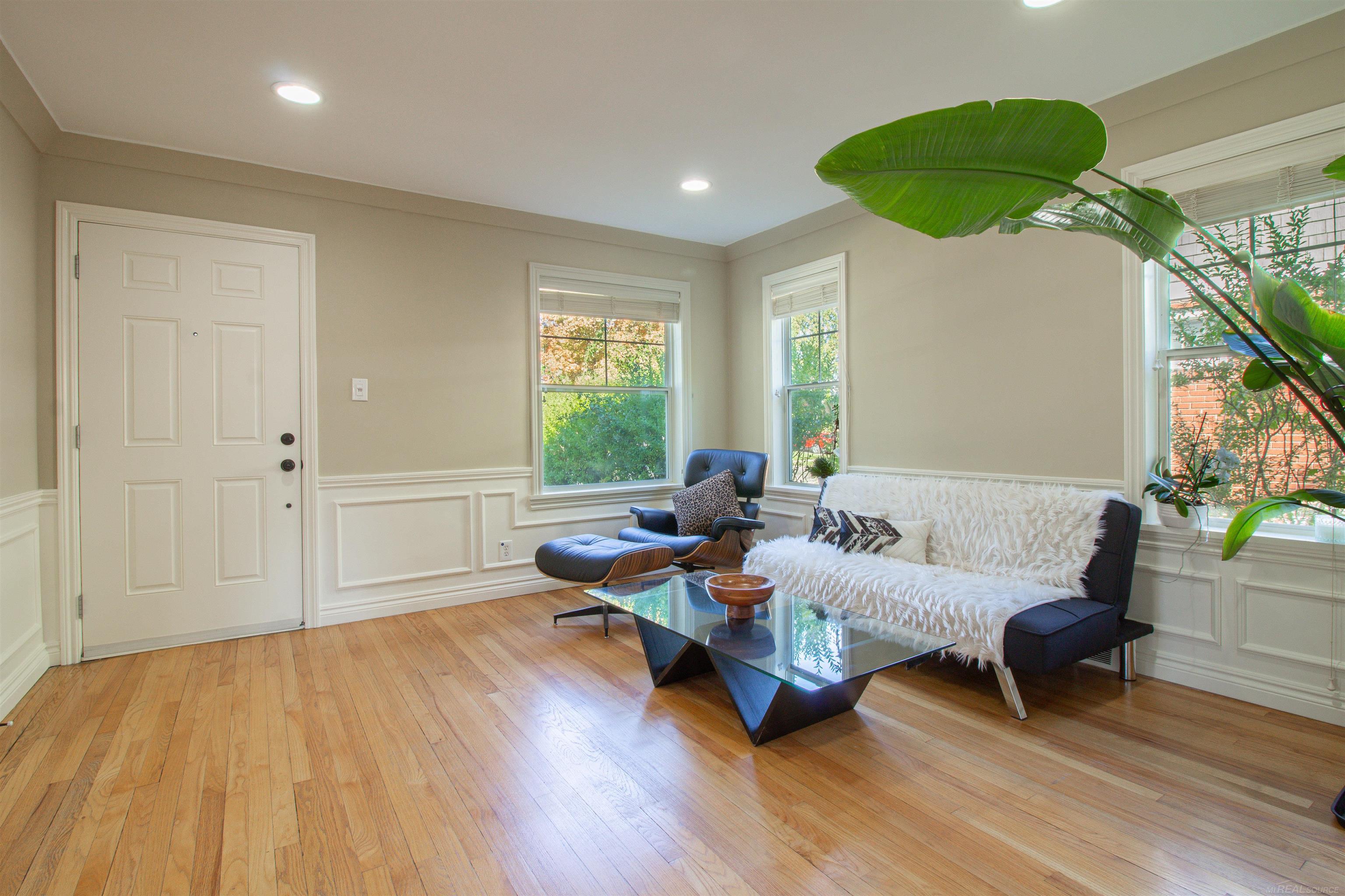 Photo 4 of Single family home for sale at 727 S Alexander Ave, Royal Oak, MI 48067 | MLS# 58050223486 | Listing updated on 2026-10-05