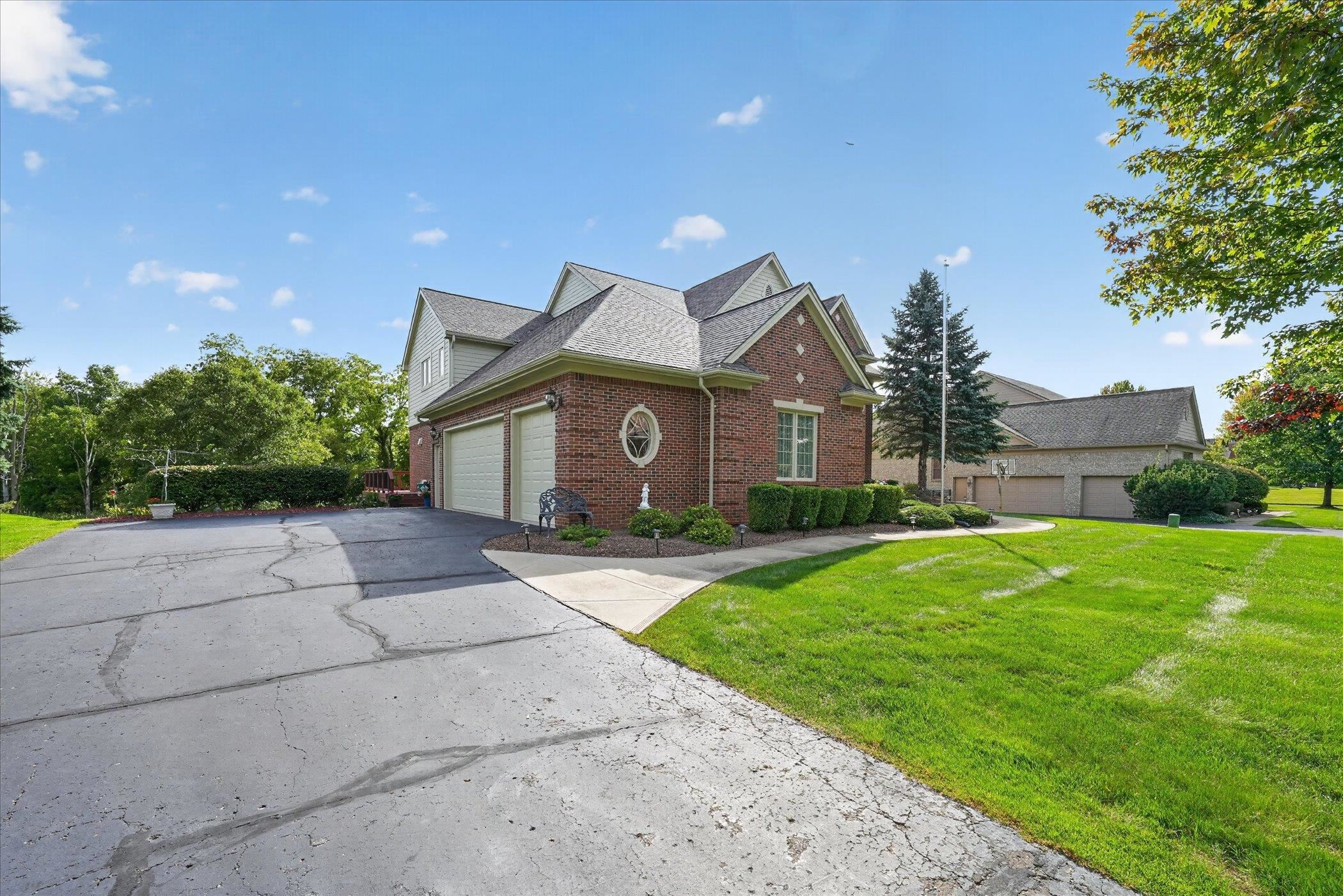 Photo 3 of Single family home for sale at 4487 Boxwood Ct, Oakland Township, MI 48306 | MLS# 58050223513 | Listing updated on 2026-10-01