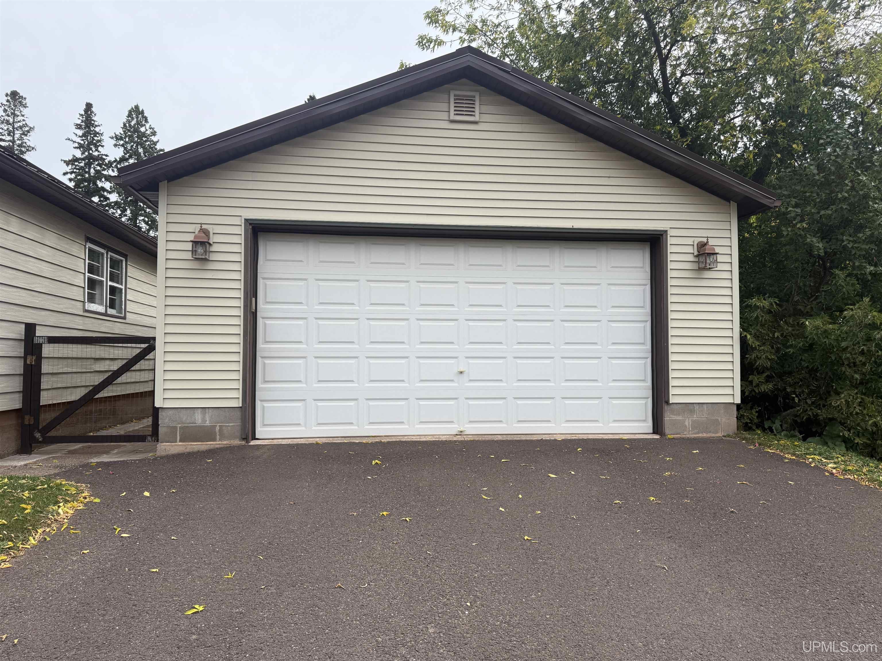 Photo 2 of Single family home for sale at 420 N Hemlock St, Ironwood, MI 49938 | MLS# 50223552 | Listing updated on 2026-10-06