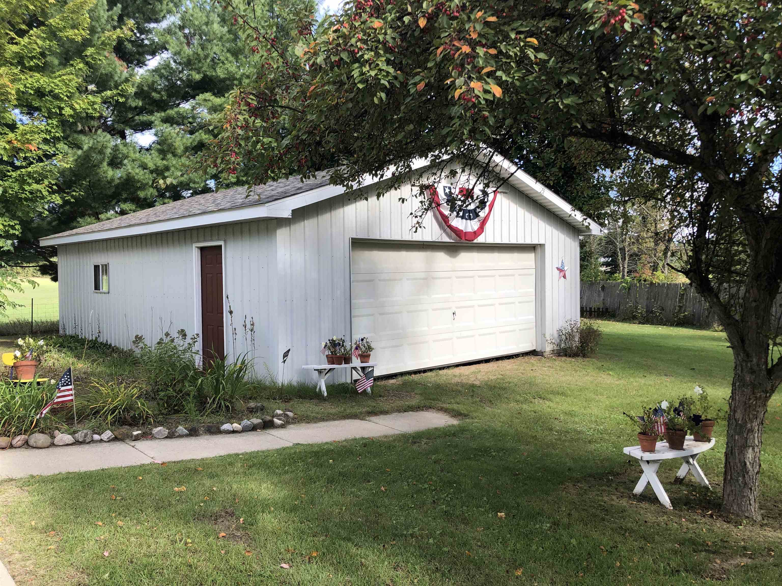 Photo 2 of Single family home for sale at 1640 W Surrey Rd, Farwell, MI 48622 | MLS# 50223584 | Listing updated on 2026-10-06