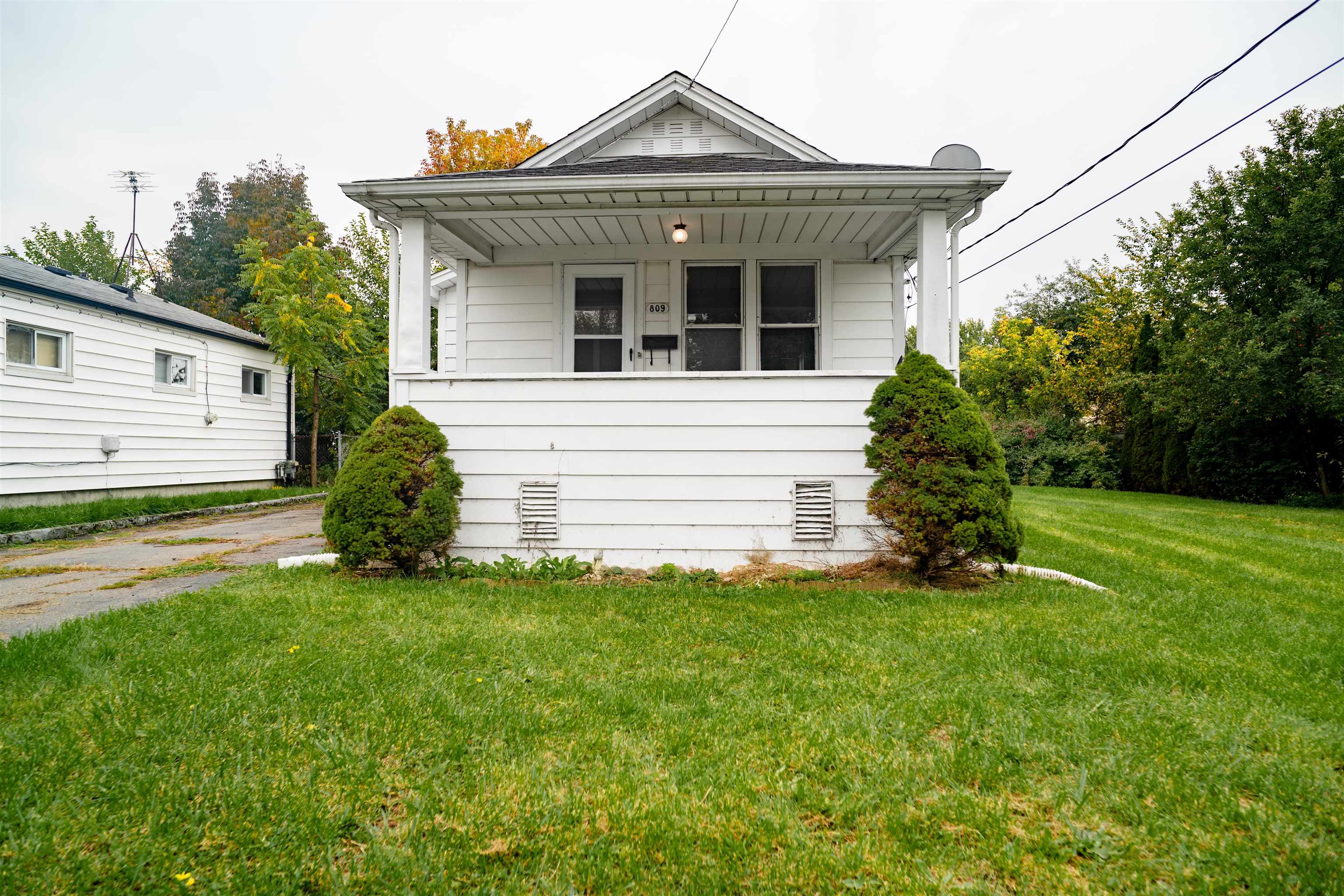 Photo 2 of Single family home for sale at 809 Campbell St, Flint, MI 48507 | MLS# 5050223632 | Listing updated on 2026-10-08