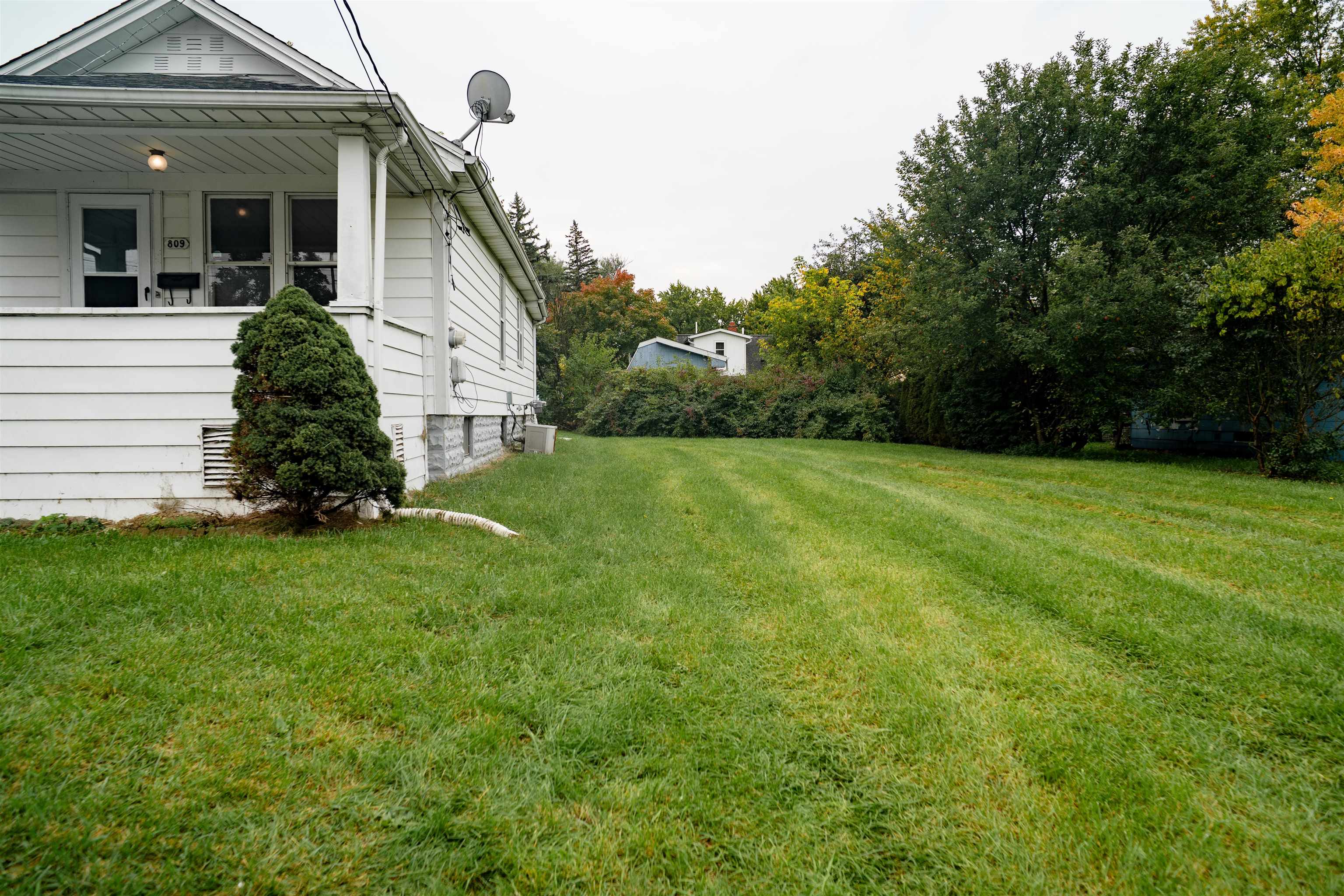 Photo 3 of Single family home for sale at 809 Campbell St, Flint, MI 48507 | MLS# 5050223632 | Listing updated on 2026-10-08