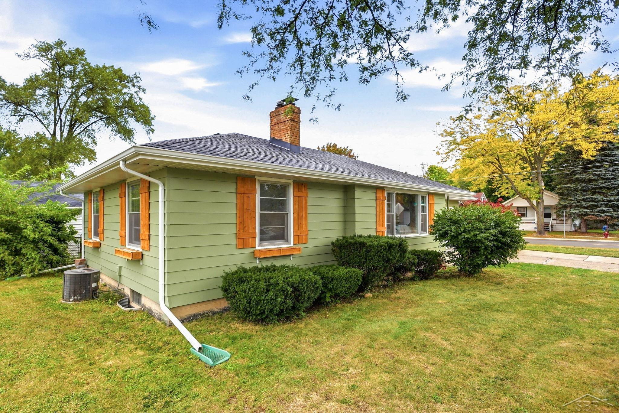 Photo 2 of Single family home for sale at 1 Chippewa Ct, Saginaw, MI 48602 | MLS# 61050223667 | Listing updated on 2026-10-02