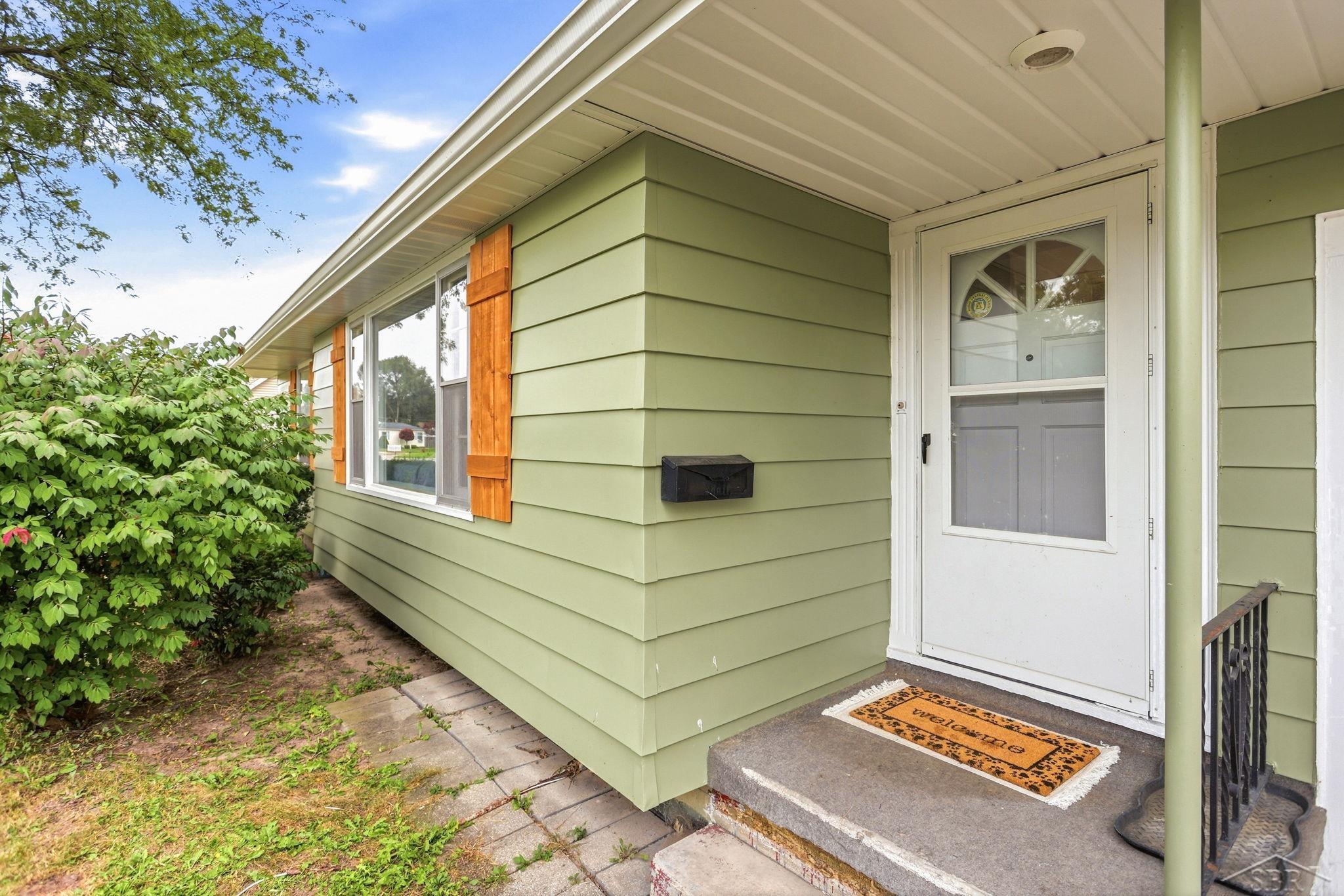 Photo 3 of Single family home for sale at 1 Chippewa Ct, Saginaw, MI 48602 | MLS# 61050223667 | Listing updated on 2026-10-02