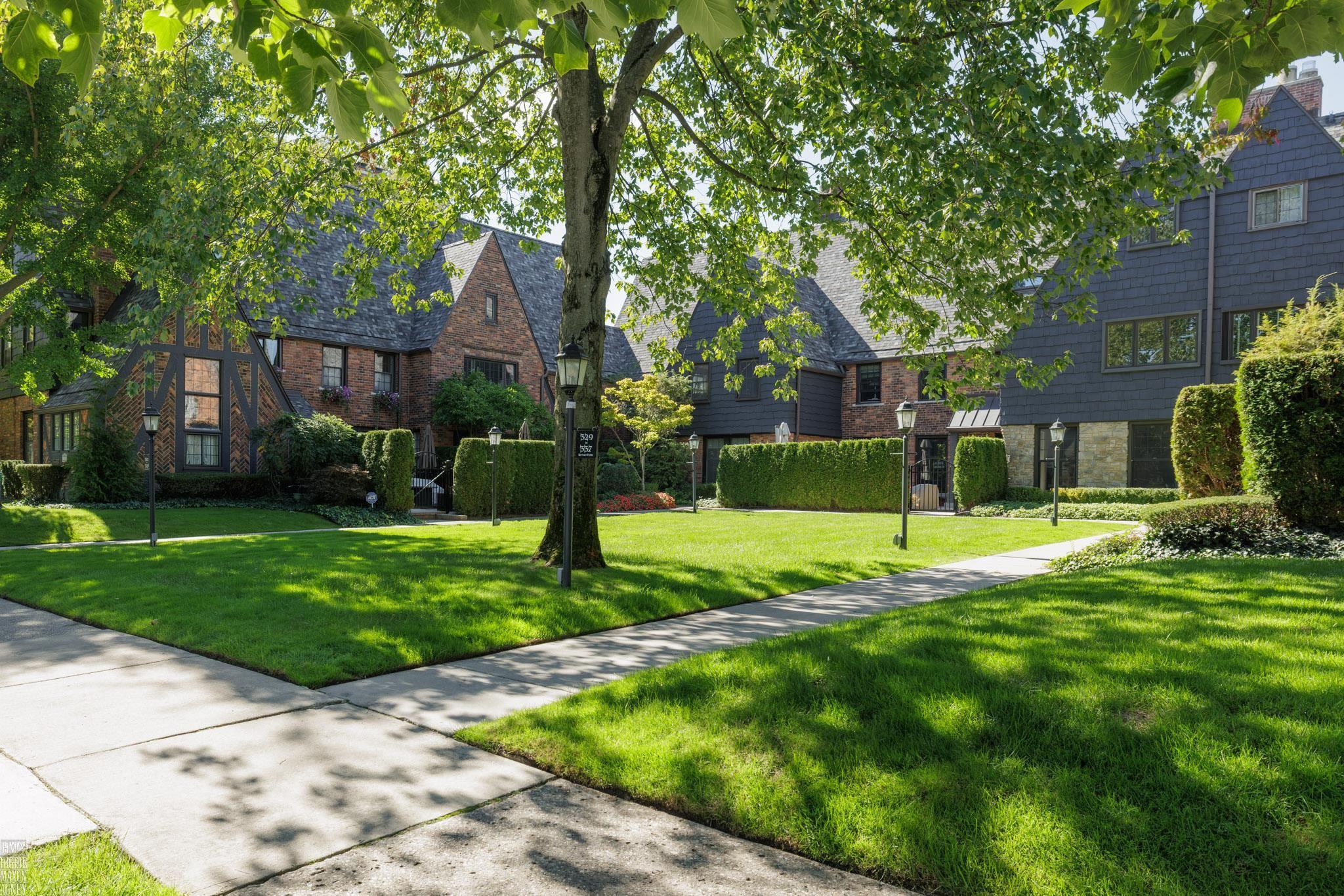 Listing Photo 2 - Condo for sale in building located at 325 Rivard Blvd, Grosse Pointe, MI 48230
