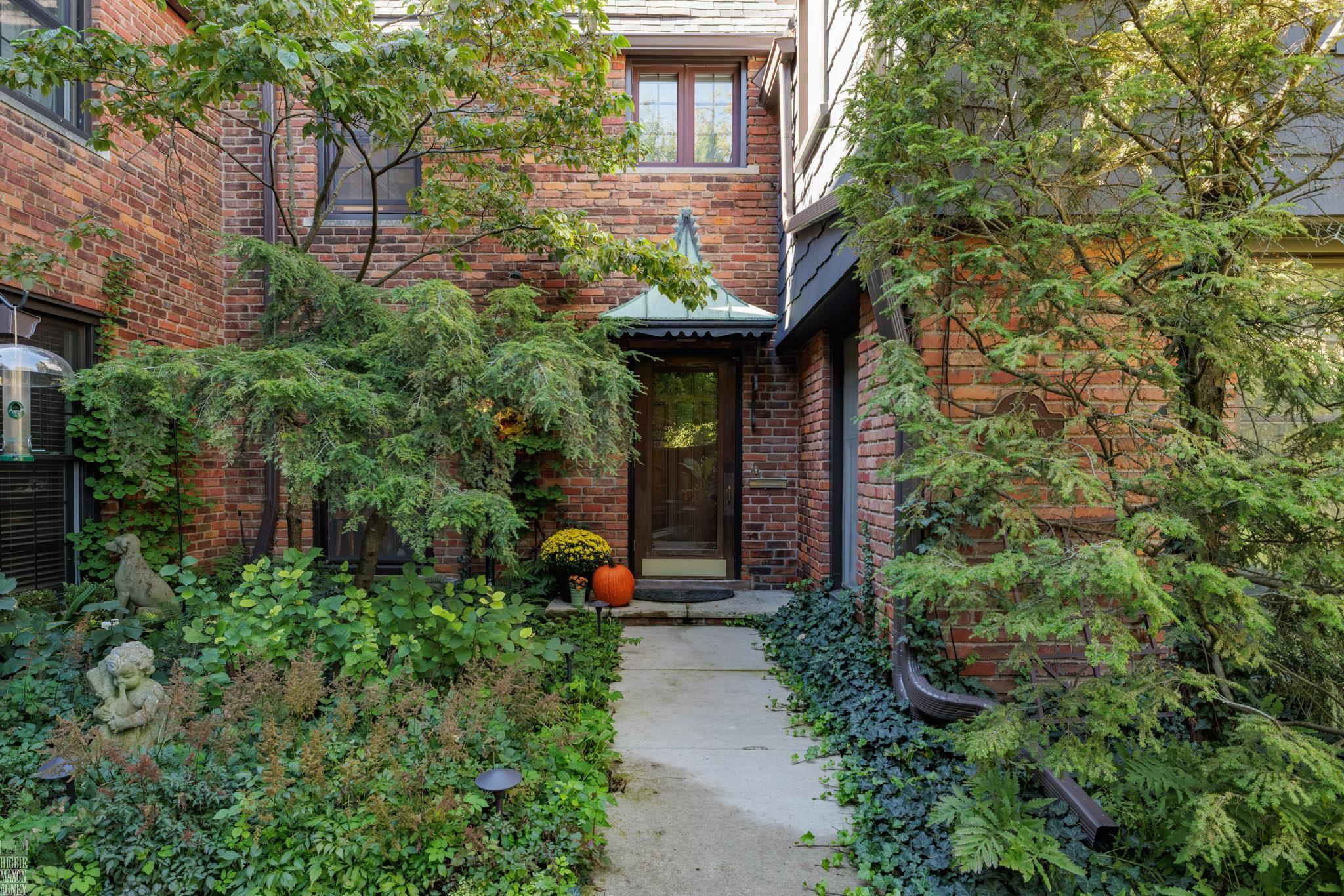 Listing Photo 4 - Condo for sale in building located at 325 Rivard Blvd, Grosse Pointe, MI 48230