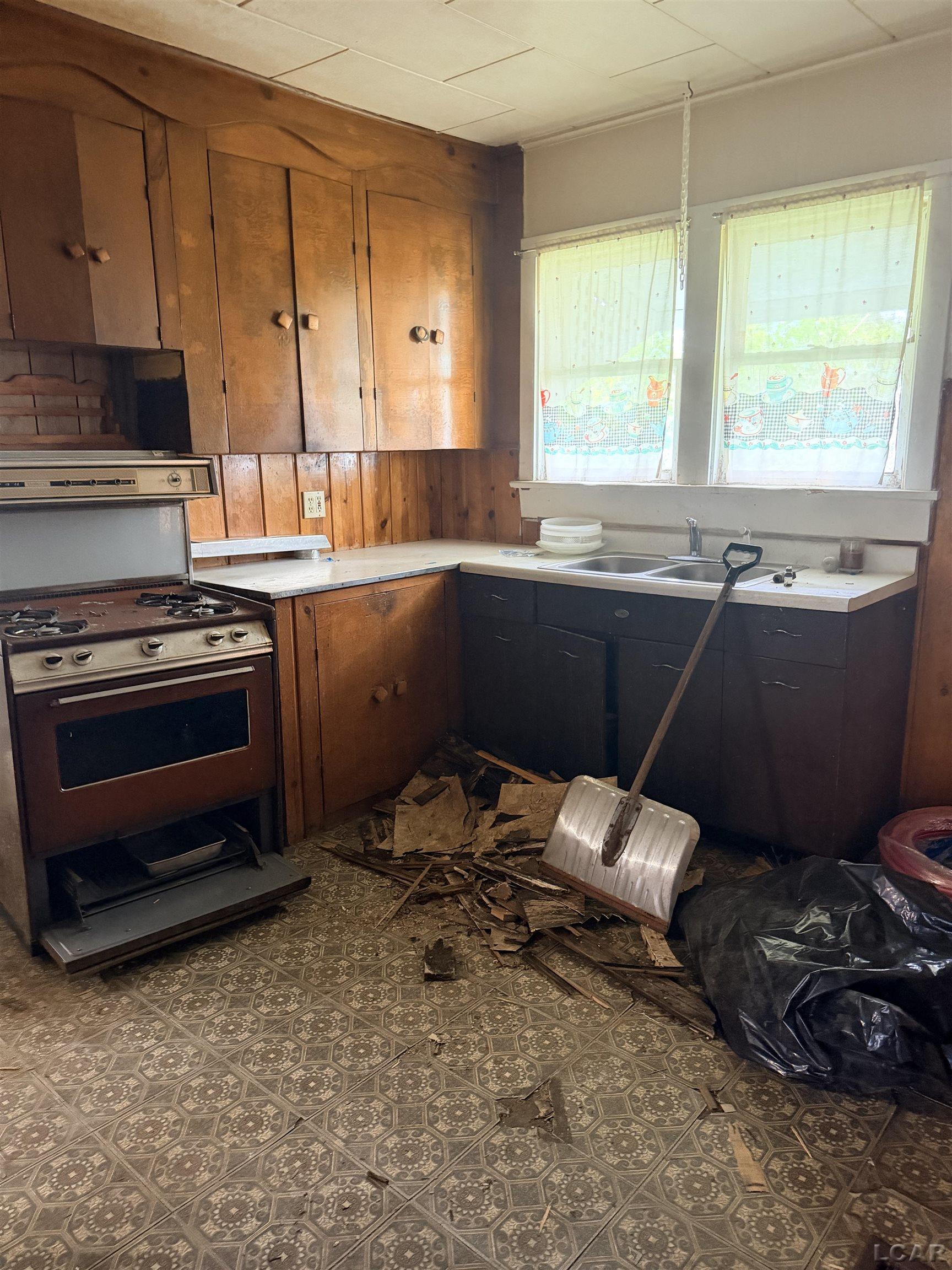 Photo 2 of Single family home for sale at 1108 Frank St, Adrian, MI 49221 | MLS# 56050223760 | Listing updated on 2026-10-05