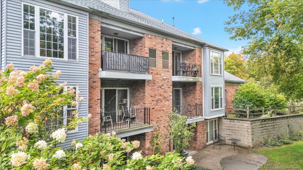 Listing Photo 4 - Condo for sale in building located at 1625 Huntington Park, Rochester Hills, MI 48309
