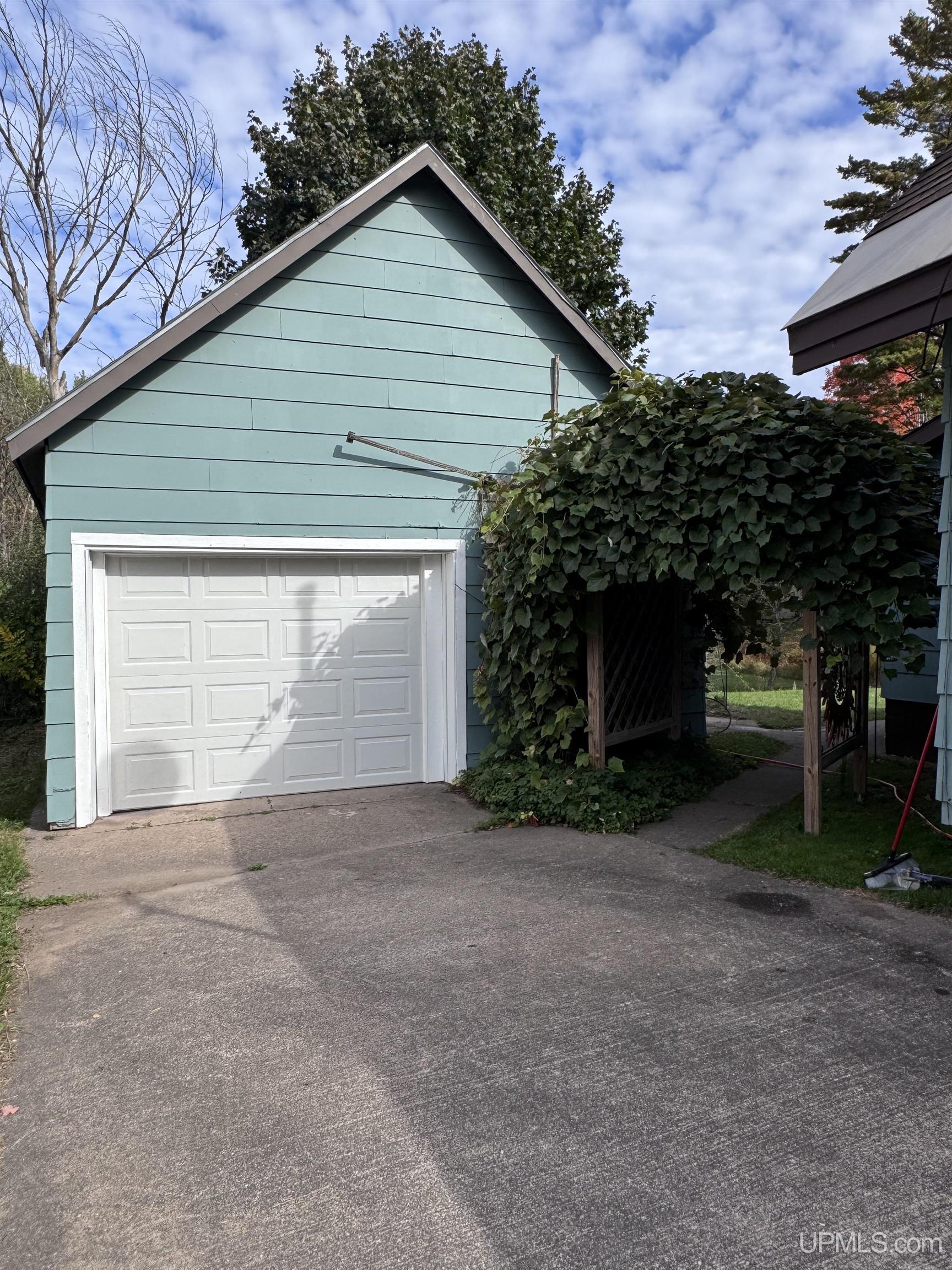Photo 3 of Single family home for sale at 1952 Norwood St, Marquette, MI 49855 | MLS# 50223799 | Listing updated on 2026-10-04