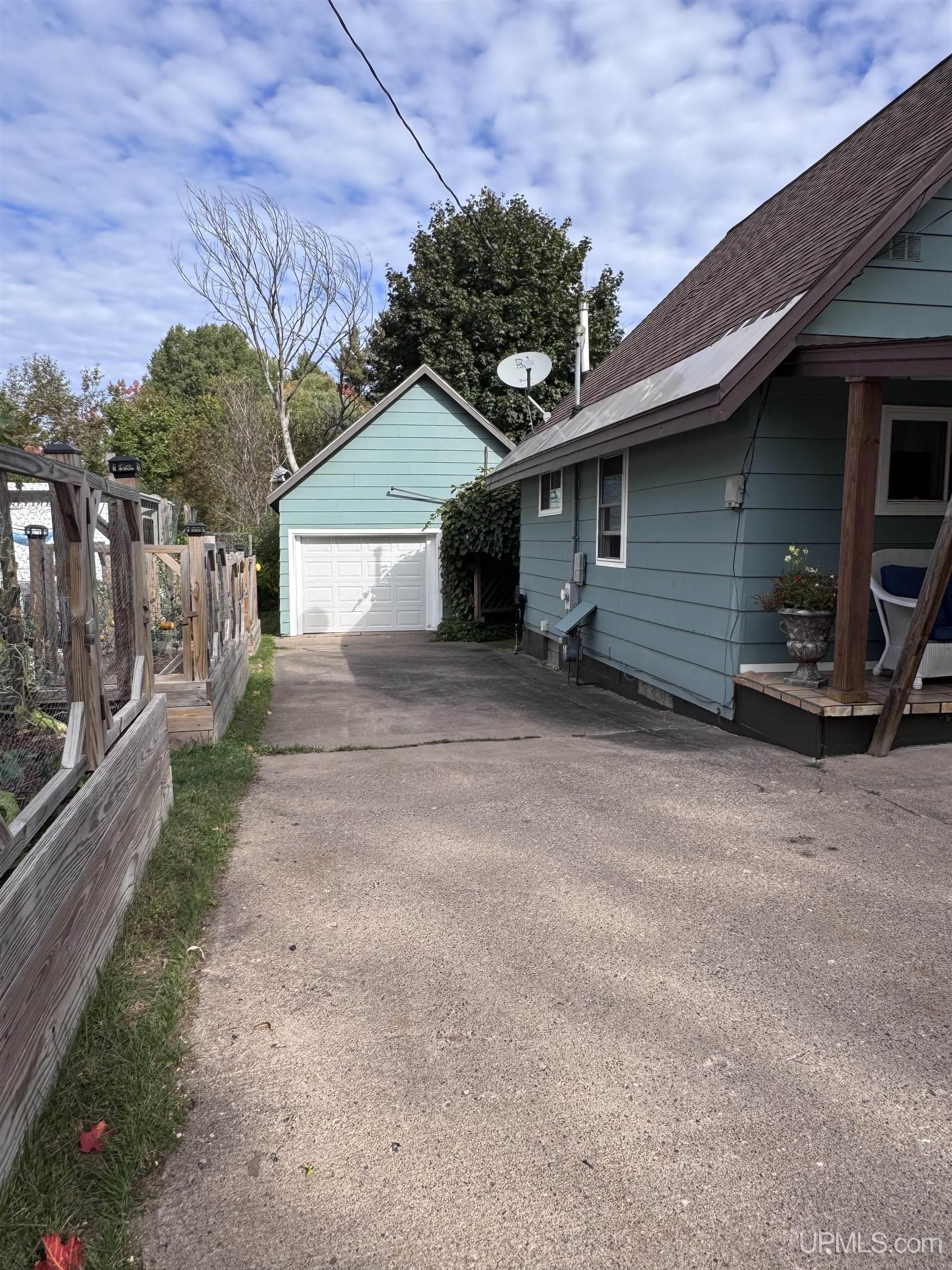 Photo 4 of Single family home for sale at 1952 Norwood St, Marquette, MI 49855 | MLS# 50223799 | Listing updated on 2026-10-04