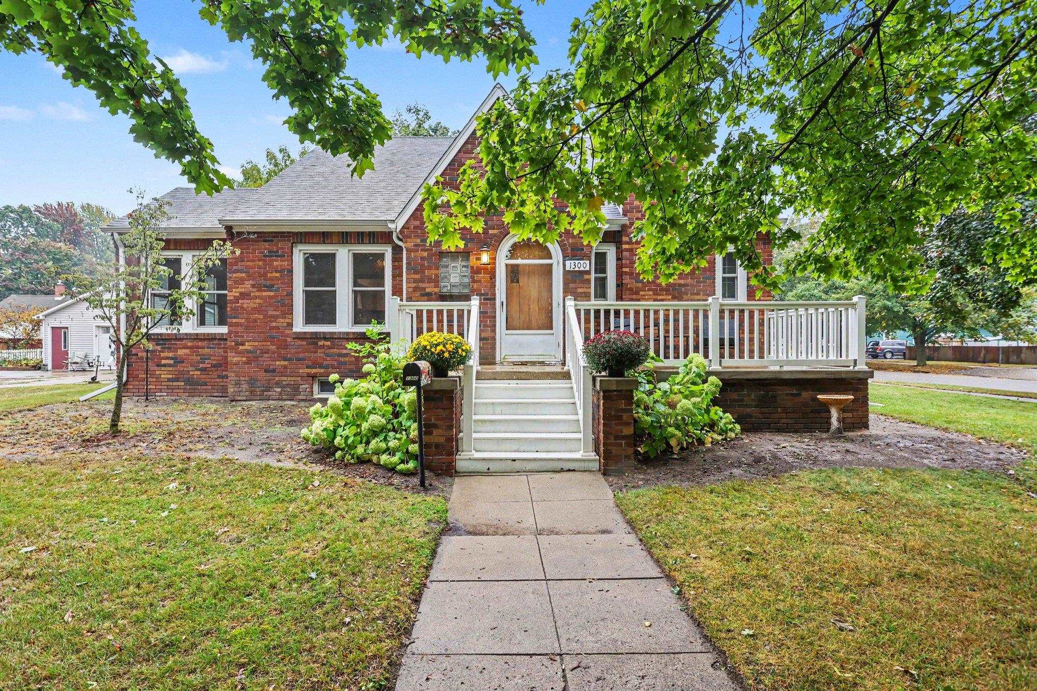 Photo 2 of Single family home for sale at 1300 Dunbar St, Essexville, MI 48732 | MLS# 50223825 | Listing updated on 2026-10-07