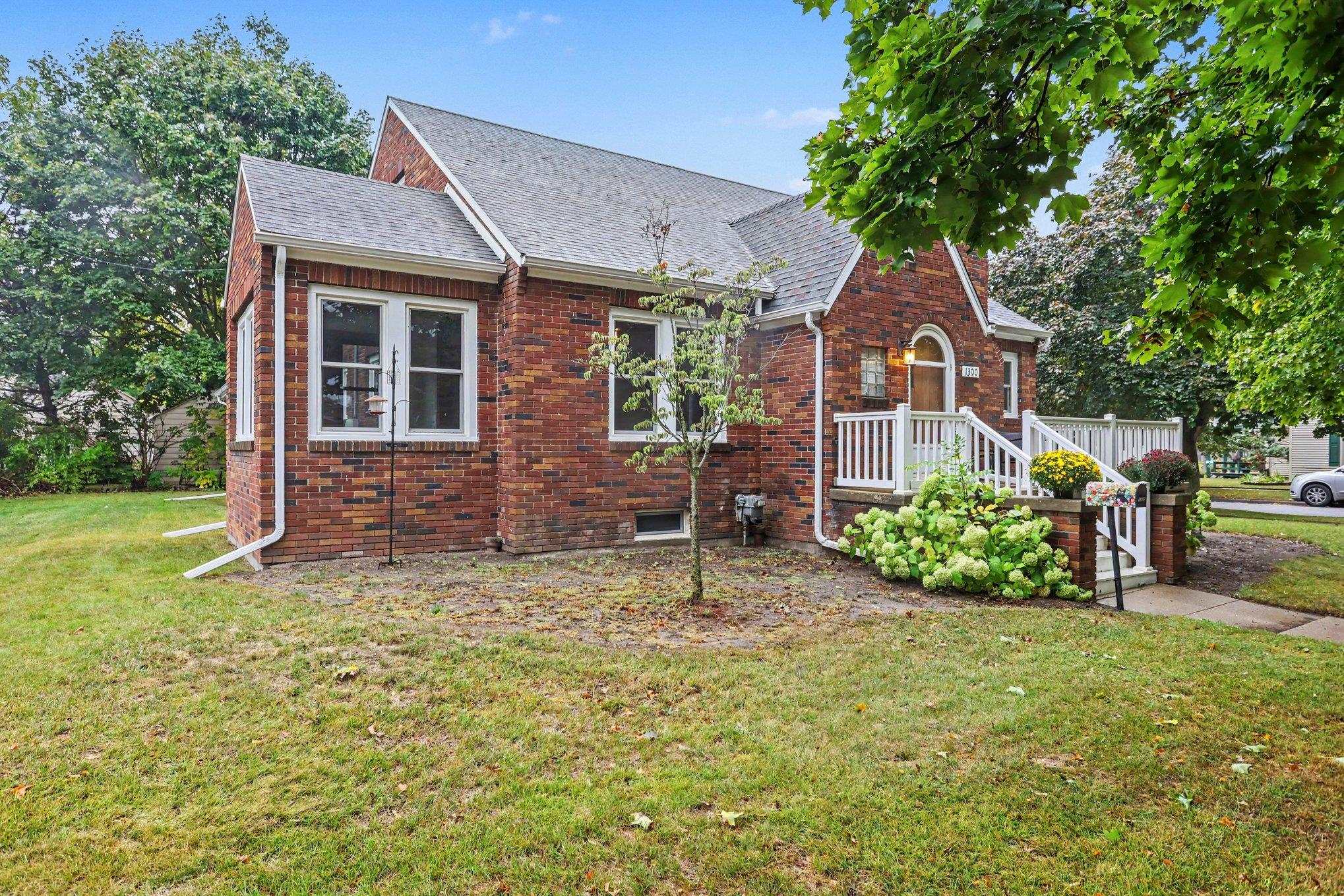 Photo 3 of Single family home for sale at 1300 Dunbar St, Essexville, MI 48732 | MLS# 50223825 | Listing updated on 2026-10-07