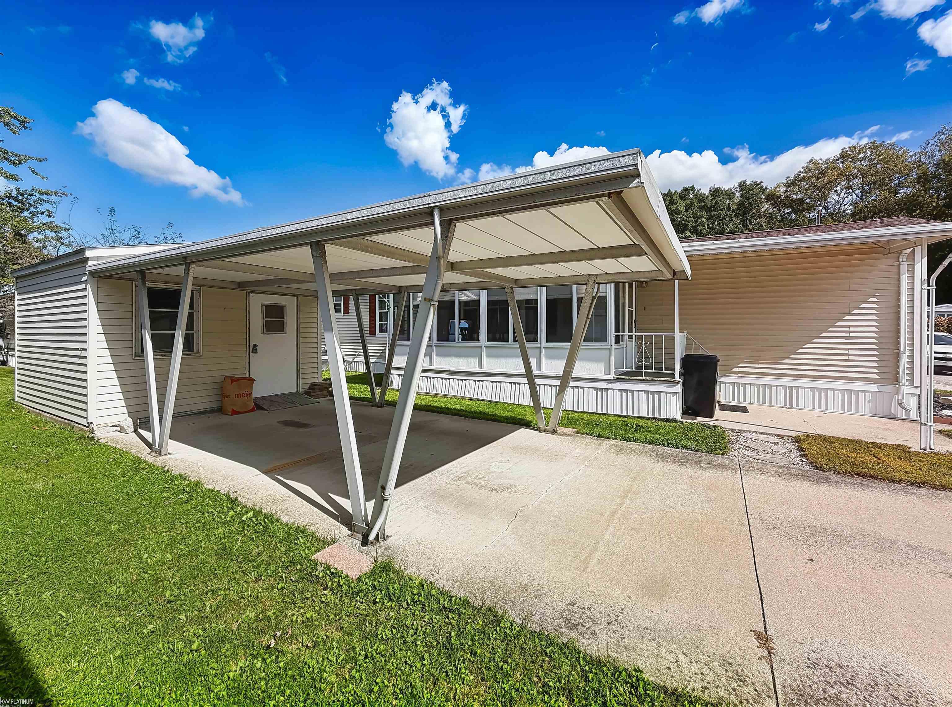 Photo 3 of Single family home for sale at 3333 Ravenswood Rd, Marysville, MI 48040 | MLS# 58050223827 | Listing updated on 2026-10-06