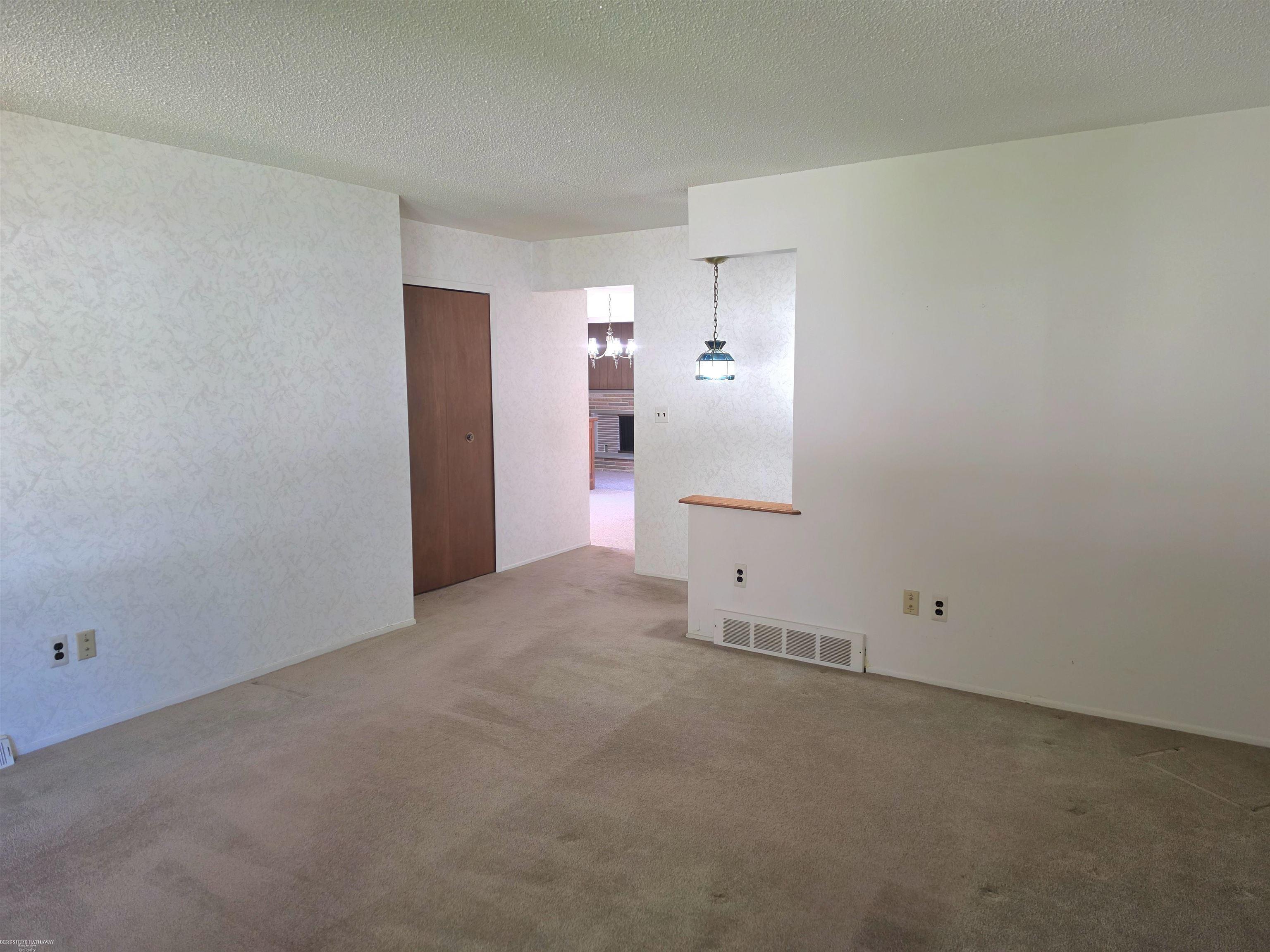 Photo 4 of Single family home for sale at 35163 Bobcean Rd, Clinton Township, MI 48035 | MLS# 58050223836 | Listing updated on 2026-10-07