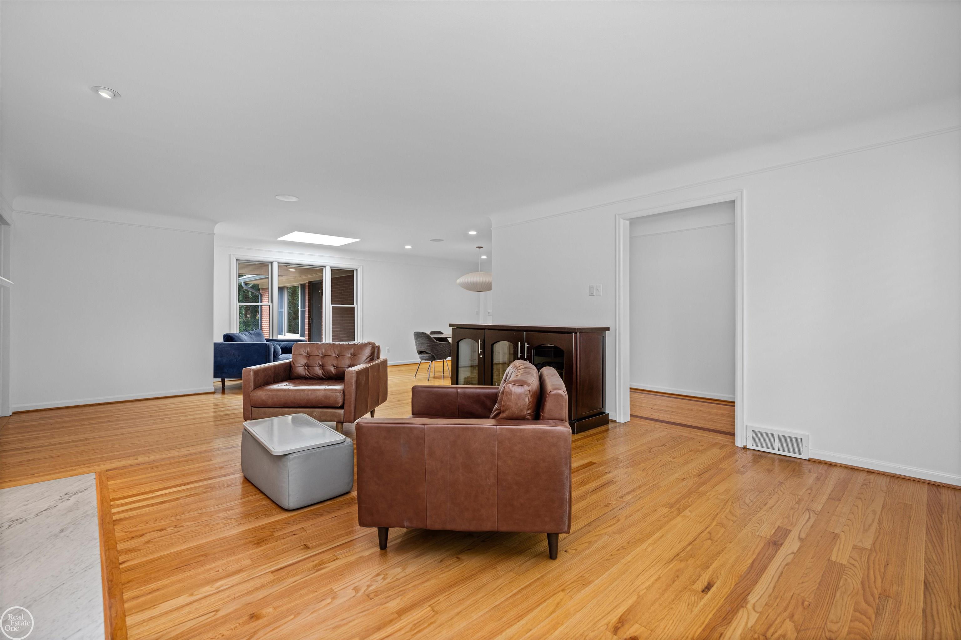 Photo 4 of Single family home for sale at 727 N Renaud Rd, Grosse Pointe Woods, MI 48236 | MLS# 58050223857 | Listing updated on 2026-10-05