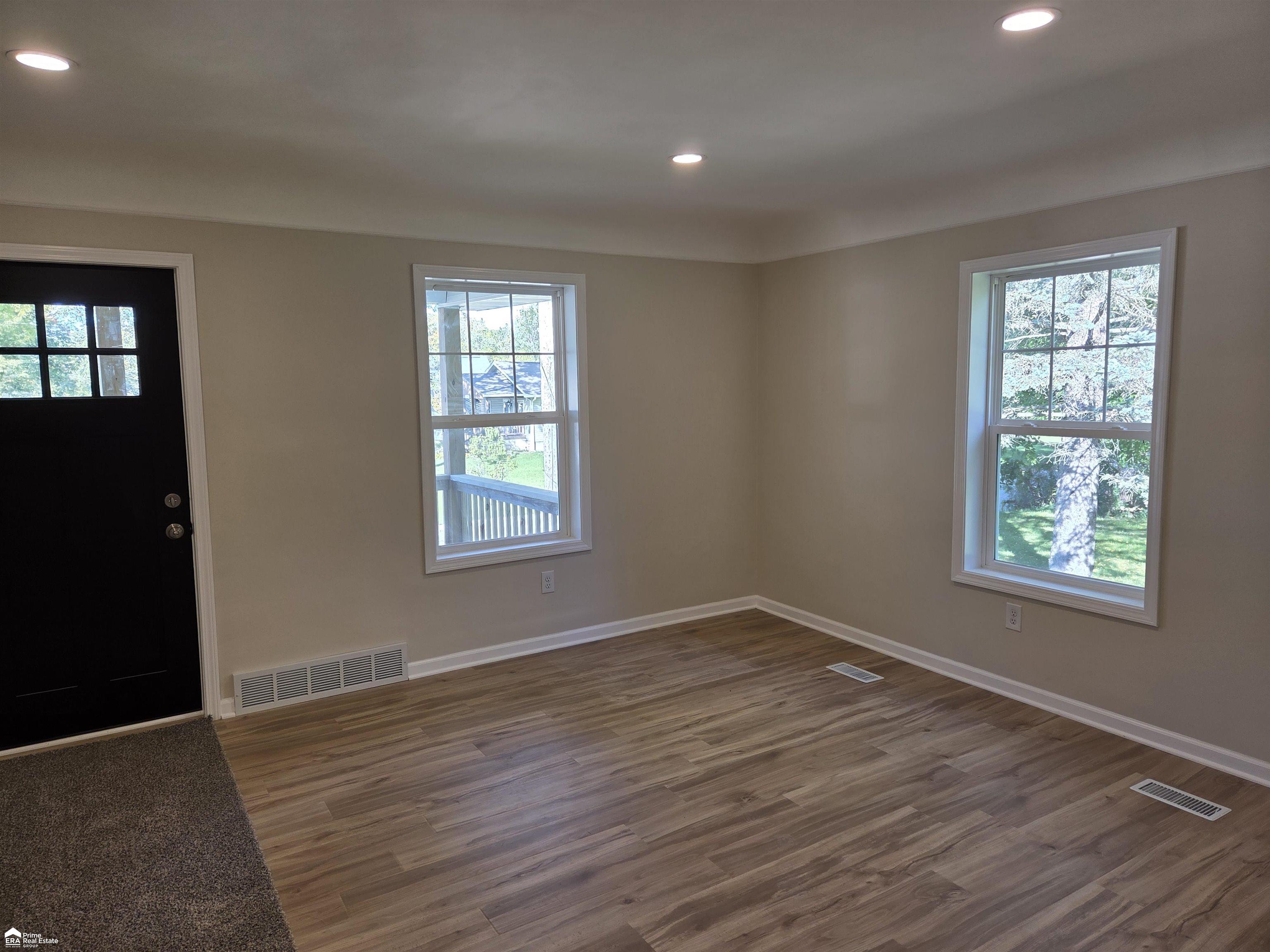 Photo 3 of Single family home for sale at 906 Maple St, Mount Morris, MI 48458 | MLS# 5050223924 | Listing updated on 2026-10-06