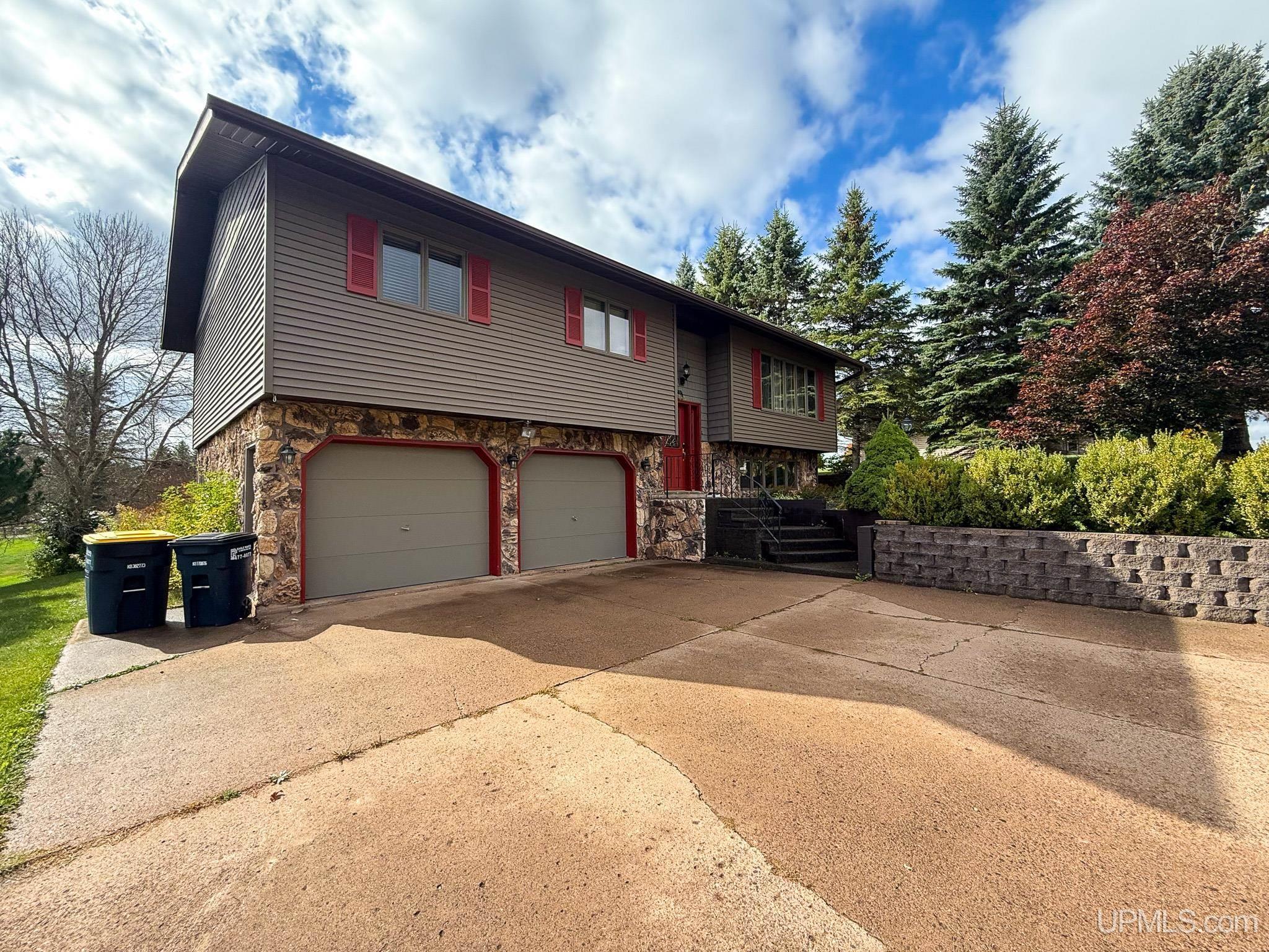 Photo 2 of Single family home for sale at 1005 Cinnabar St, Bessemer, MI 49911 | MLS# 50223925 | Listing updated on 2026-10-06
