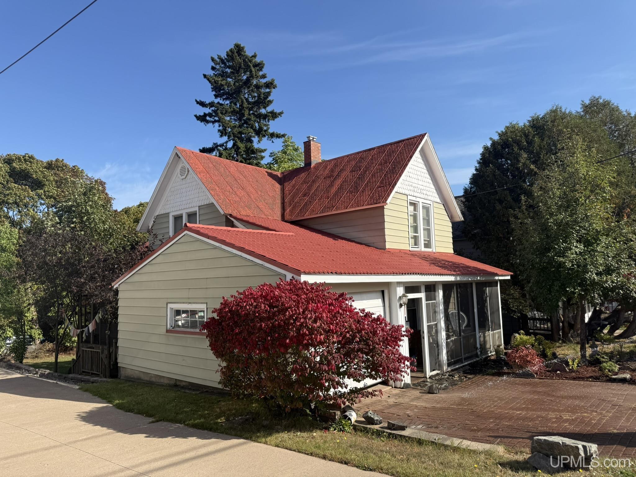 Photo 3 of Single family home for sale at 115 E Crescent St, Marquette, MI 49855 | MLS# 50223976 | Listing updated on 2026-10-06