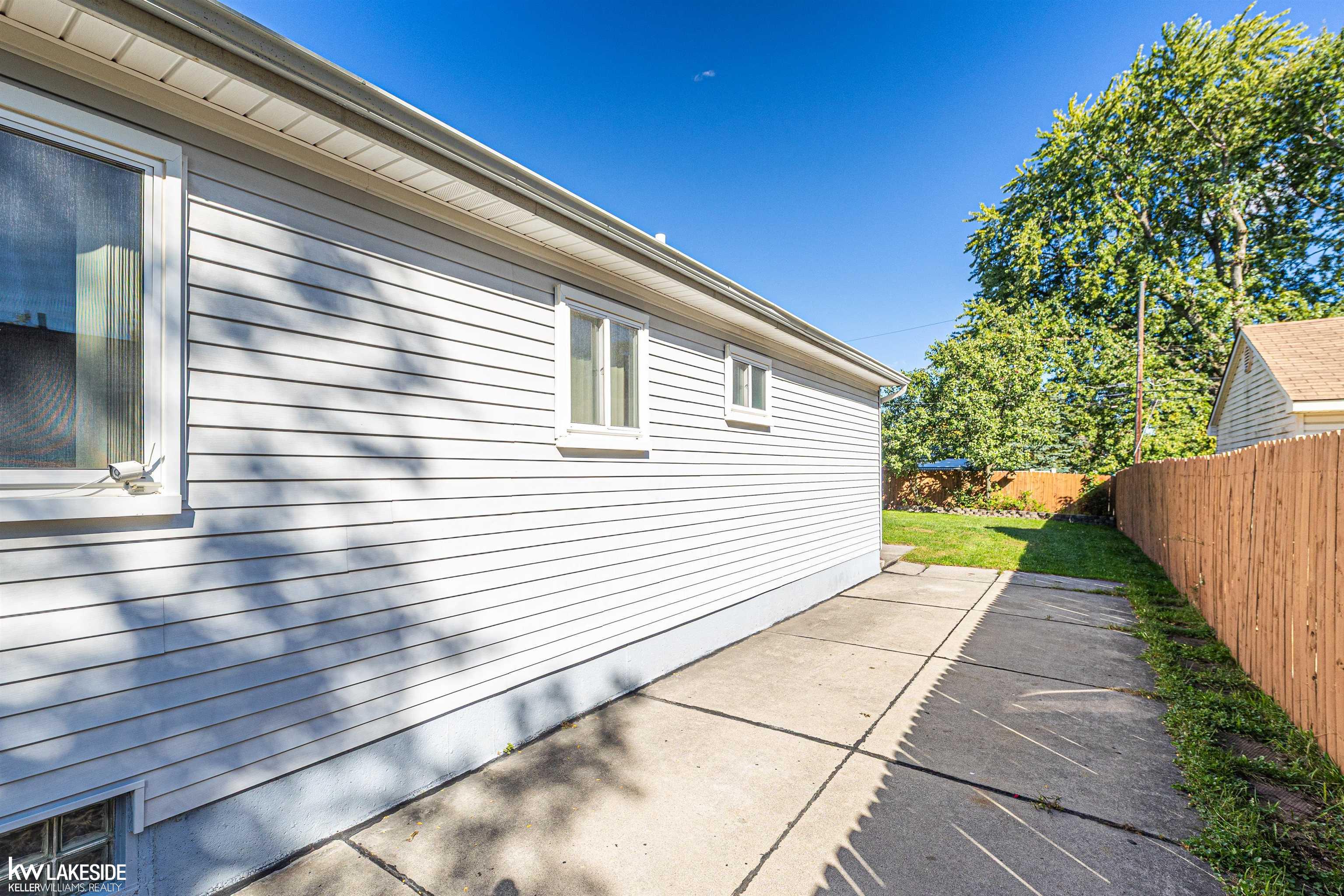 Photo 2 of Single family home for sale at 28556 Wexford Dr, Warren, MI 48092 | MLS# 58050223998 | Listing updated on 2026-10-06
