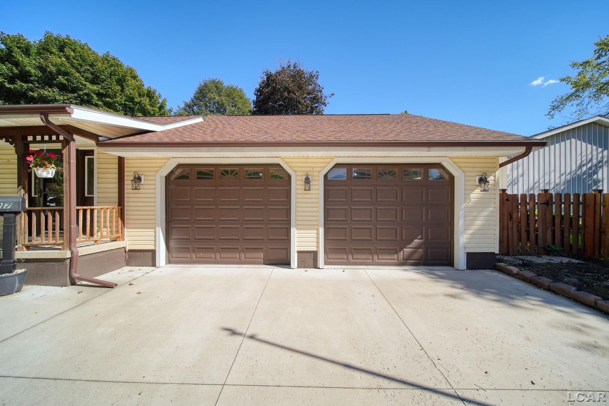 Photo 2 of Single family home for sale at 837 Howell Ave, Adrian, MI 49221 | MLS# 56050224022 | Listing updated on 2026-10-06