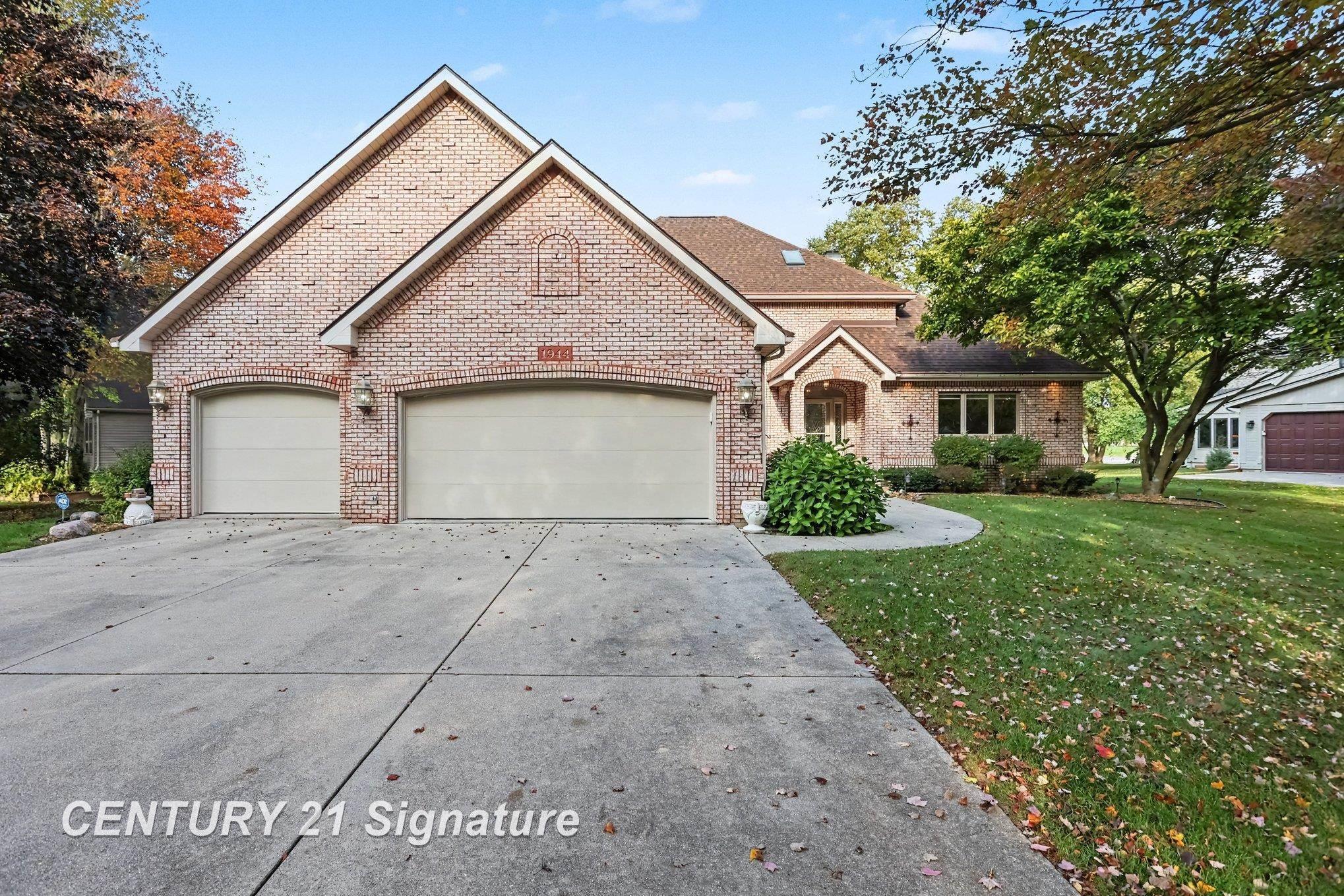 Single family home for sale at 1944 E Lake Cir Dr, Saginaw, MI 48609 | MLS# 61050224066