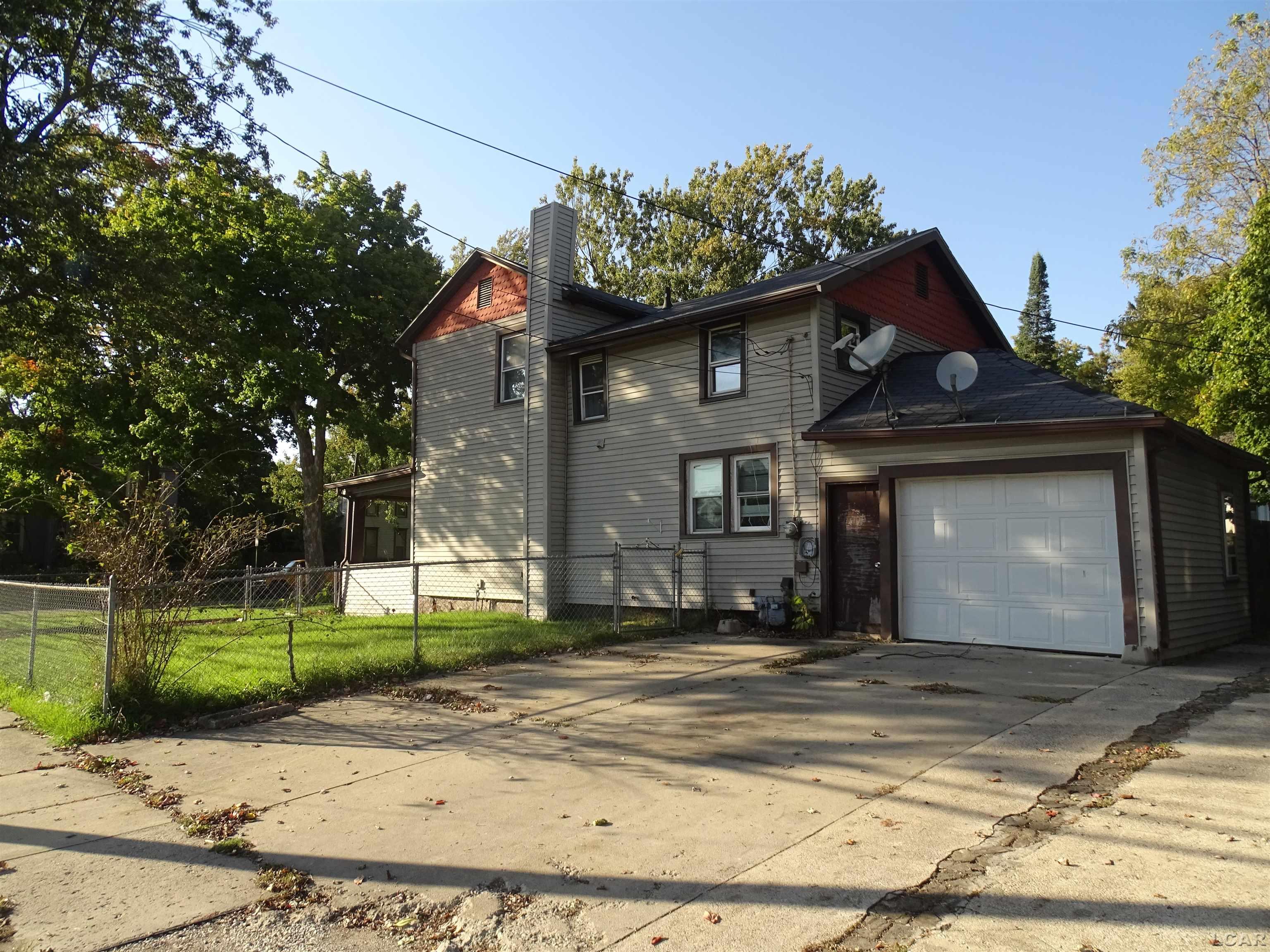 Photo 2 of Single family home for sale at 665 Dennis St, Adrian, MI 49221 | MLS# 56050224082 | Listing updated on 2026-10-07