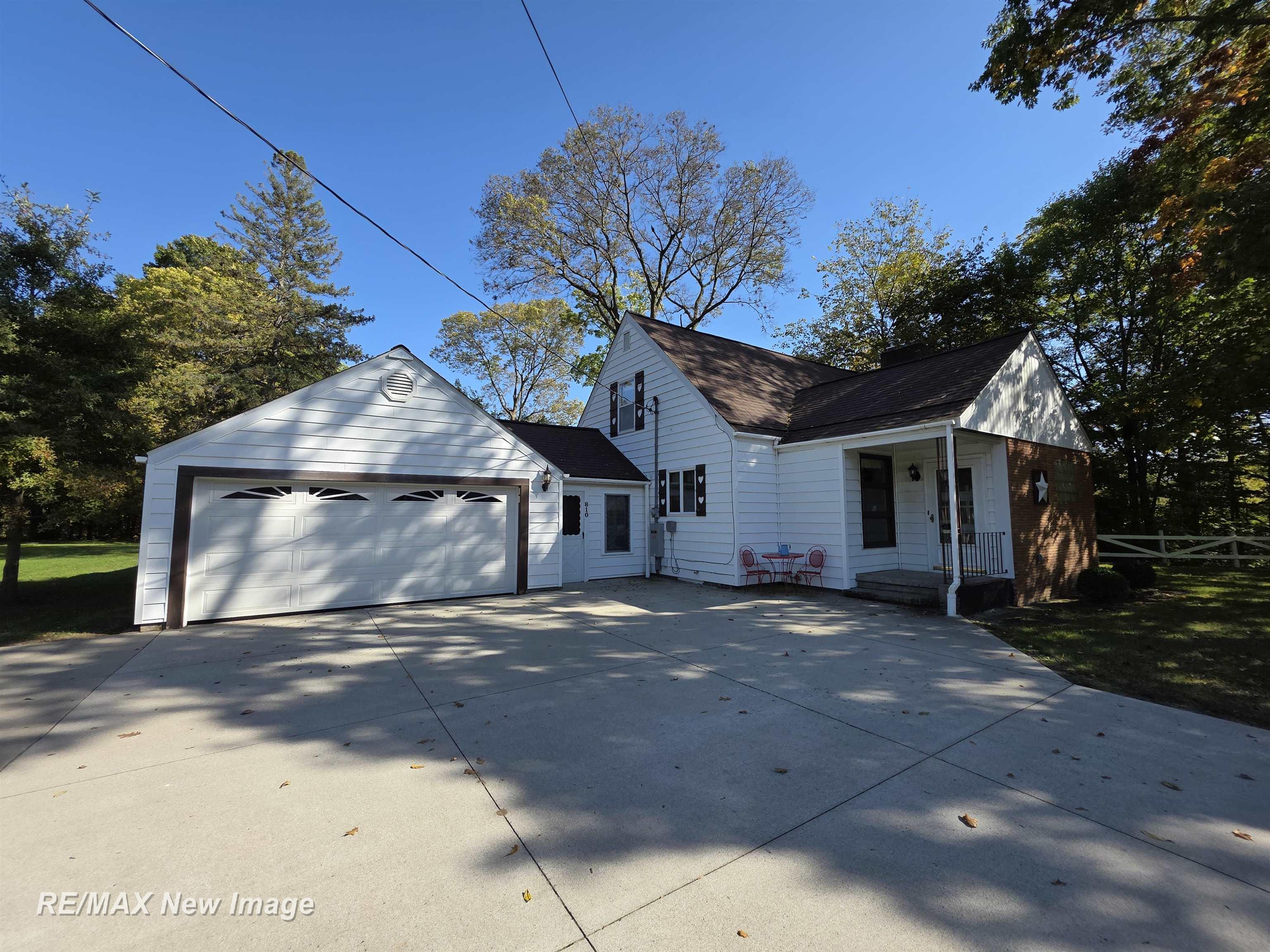 Photo 2 of Single family home for sale at 810 N Line St, Chesaning, MI 48616 | MLS# 61050224087 | Listing updated on 2026-10-07