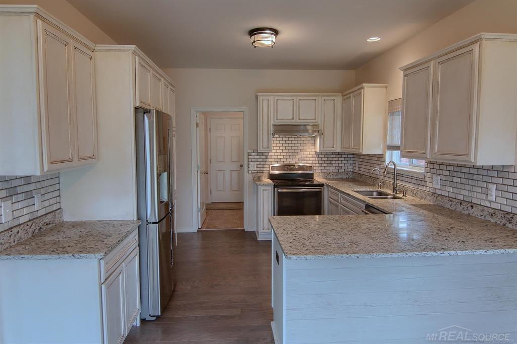 Listing Photo 5 - Condo for sale in building located at 30496 Berghway Trl, Warren, MI 48092