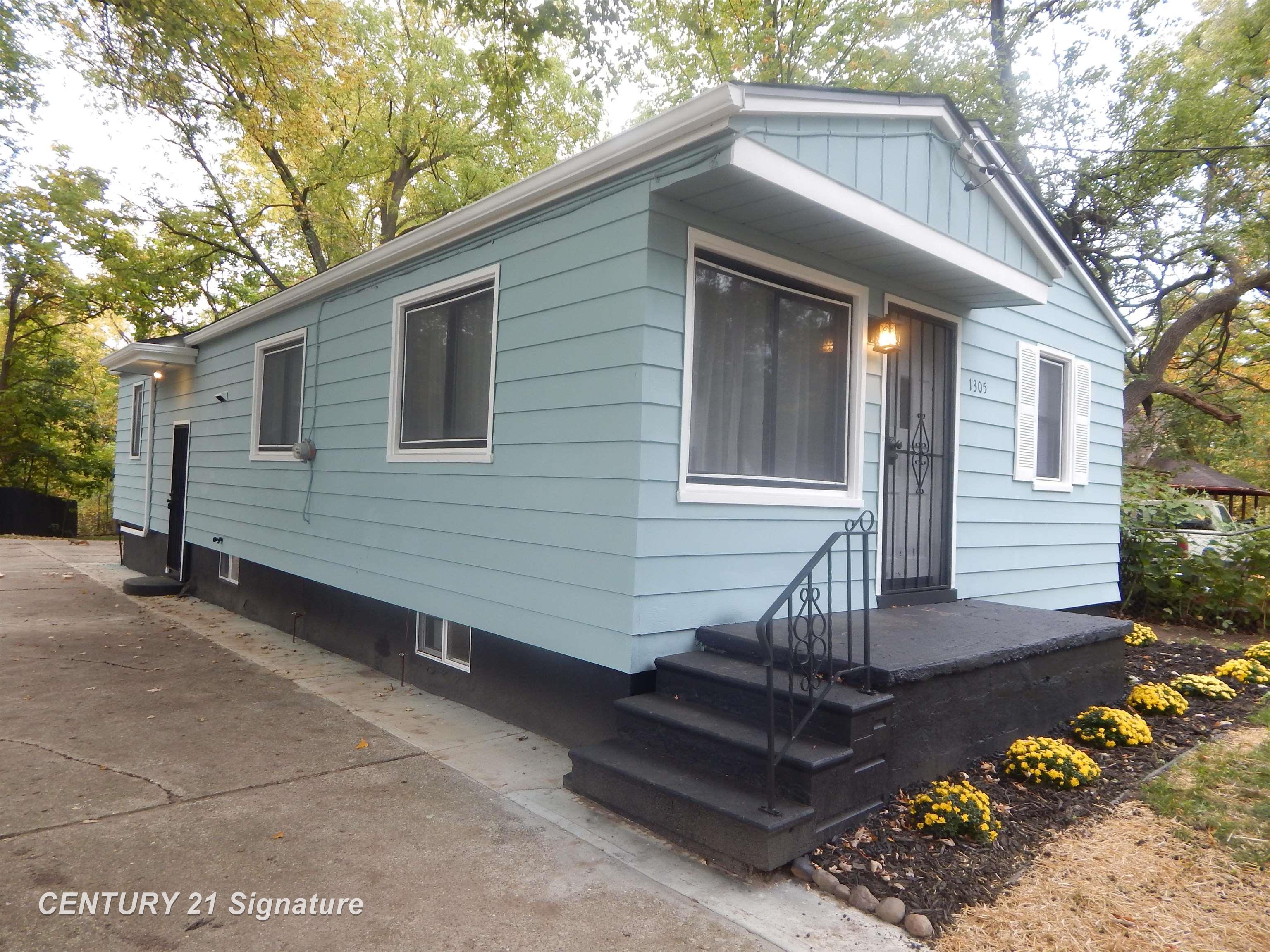 Photo 2 of Single family home for sale at 1305 Markham St, Flint, MI 48507 | MLS# 5050224170 | Listing updated on 2026-10-07