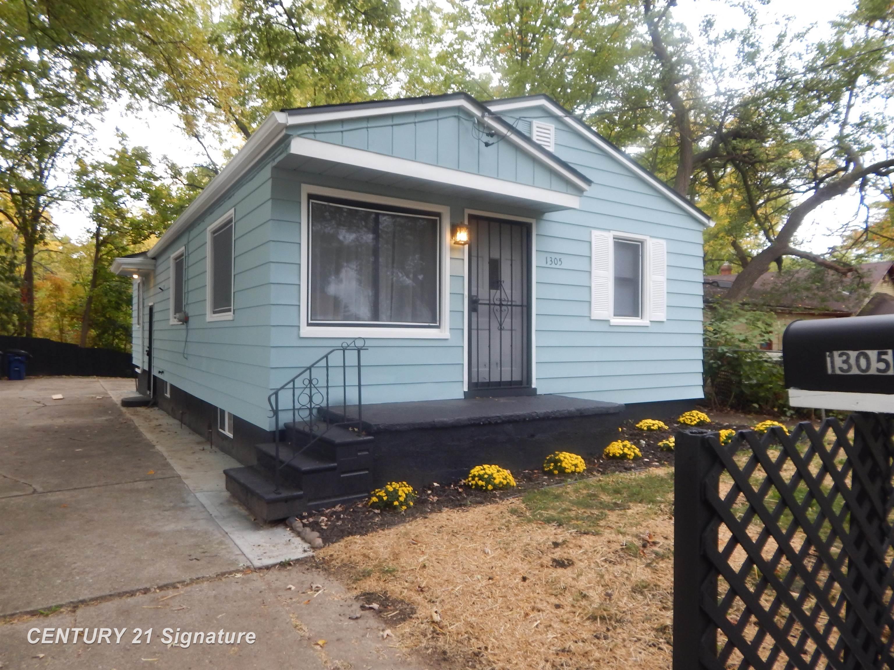 Photo 3 of Single family home for sale at 1305 Markham St, Flint, MI 48507 | MLS# 5050224170 | Listing updated on 2026-10-07