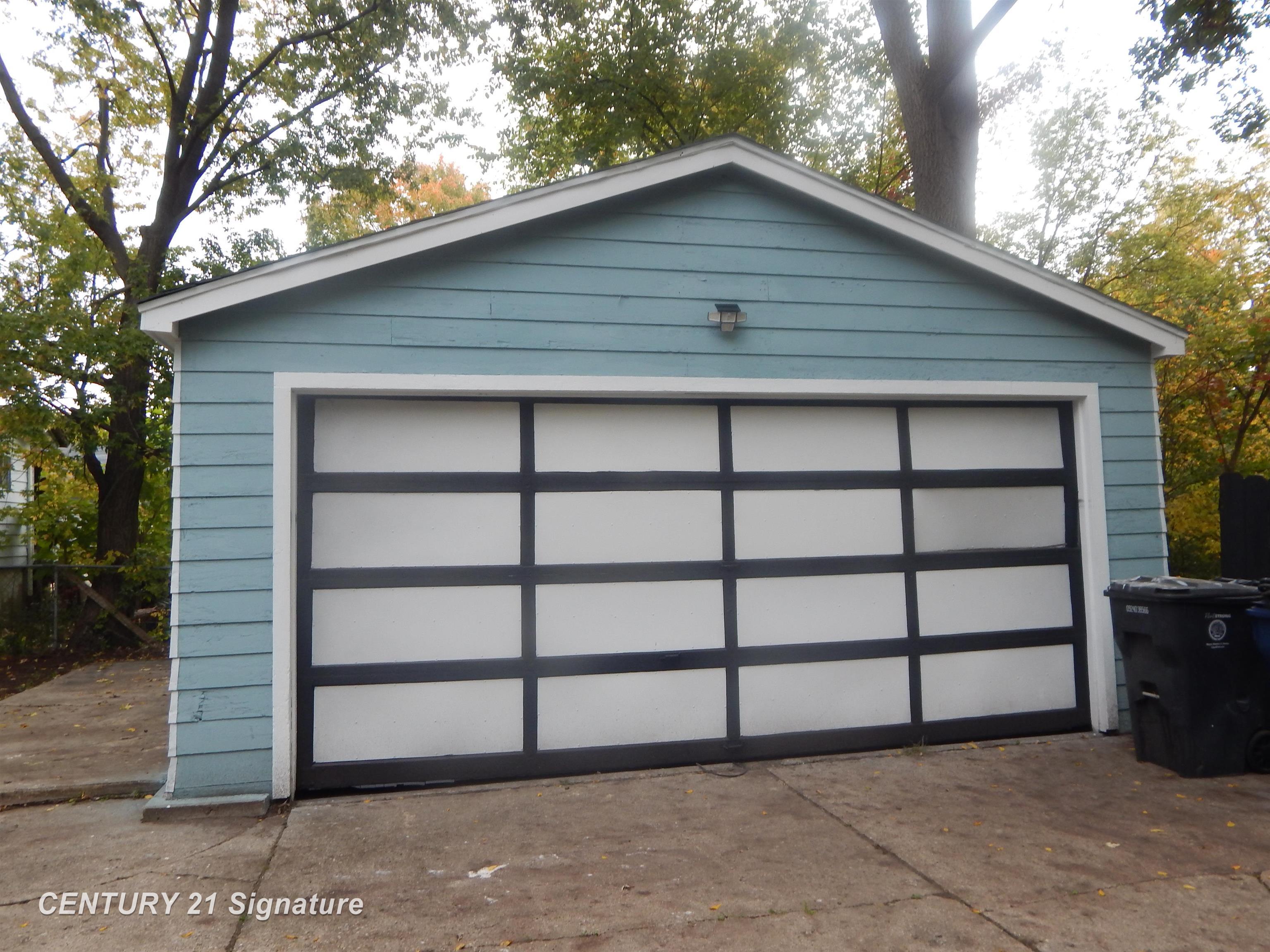 Photo 3 of Single family home for sale at 1305 Markham St, Flint, MI 48507 | MLS# 5050224170 | Listing updated on 2026-10-07